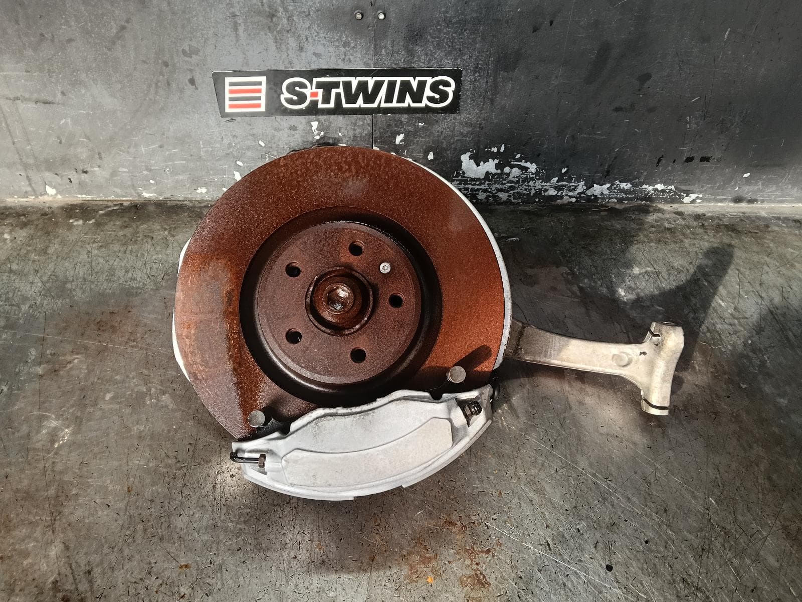 Used auto part listing image: 2017 AUDI A4 LEFT FRONT HUB ASSEMBLY B9 8W, AWD, 10/15- 0000409214