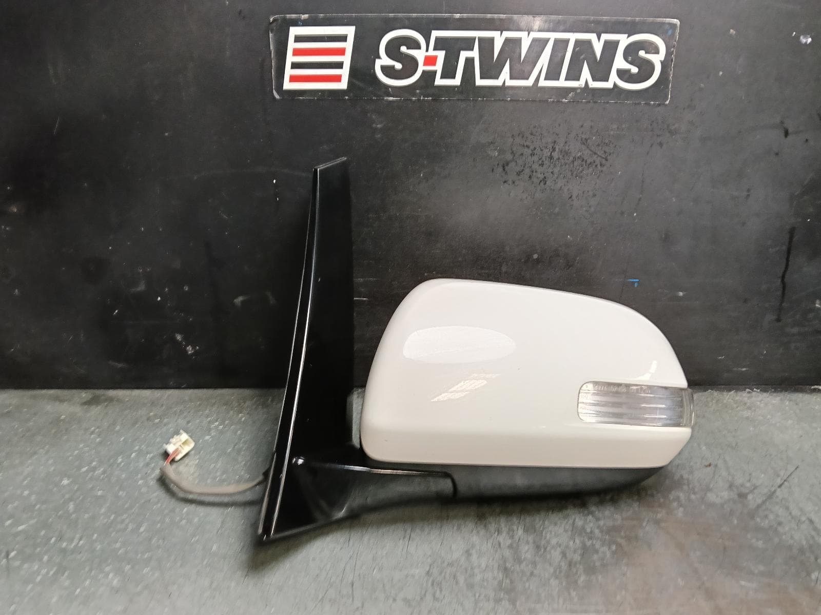 Used auto part listing image: 2017 TOYOTA TARAGO LEFT DOOR MIRROR ACR50R/GSR50R, POWER, 01/06-06/20 0000422482