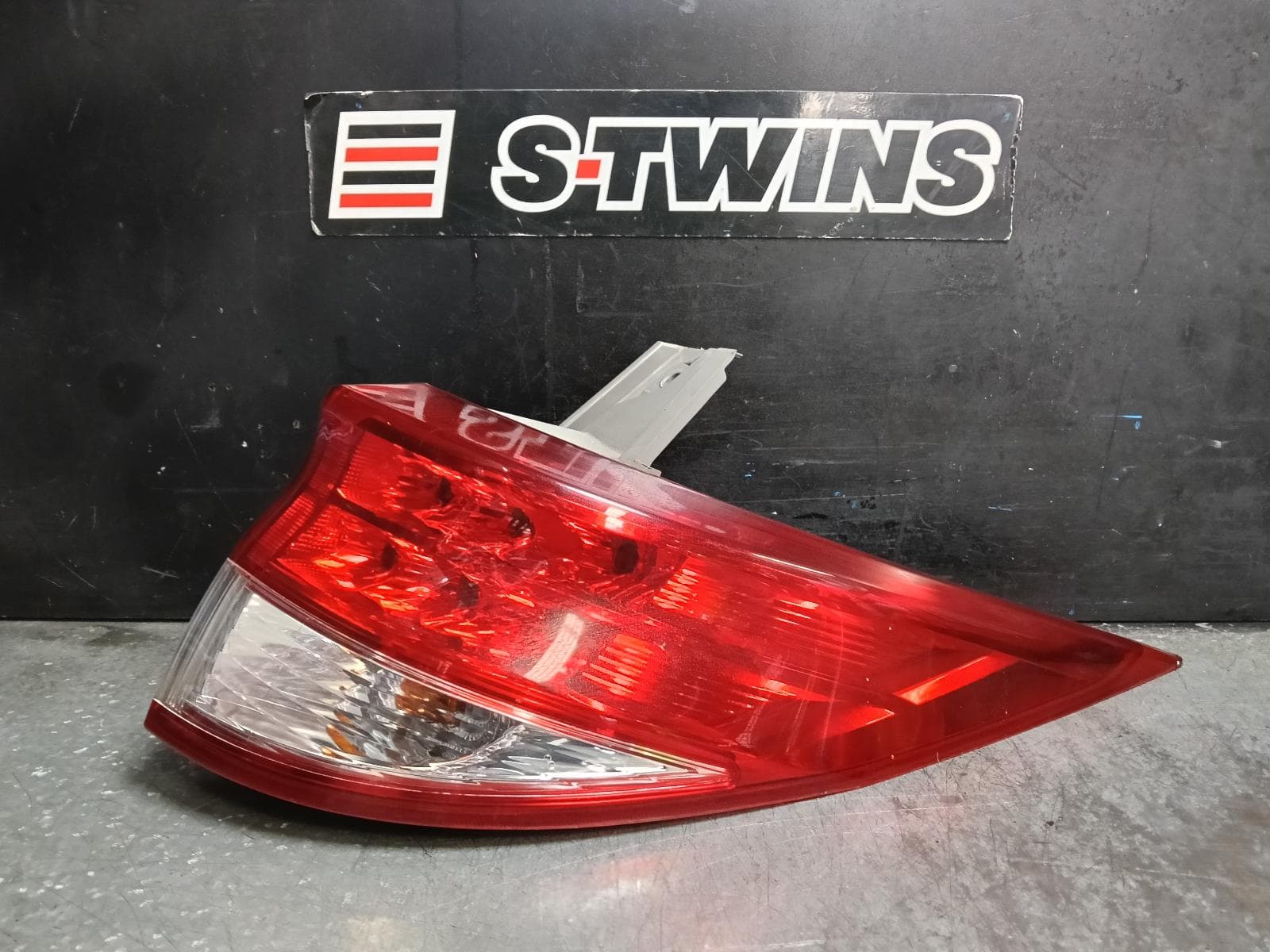 Used auto part listing image: 2017 TOYOTA TARAGO RIGHT TAILLIGHT ACR50R/GSR50R, IN BODY, 12/08-06/20 0000422484