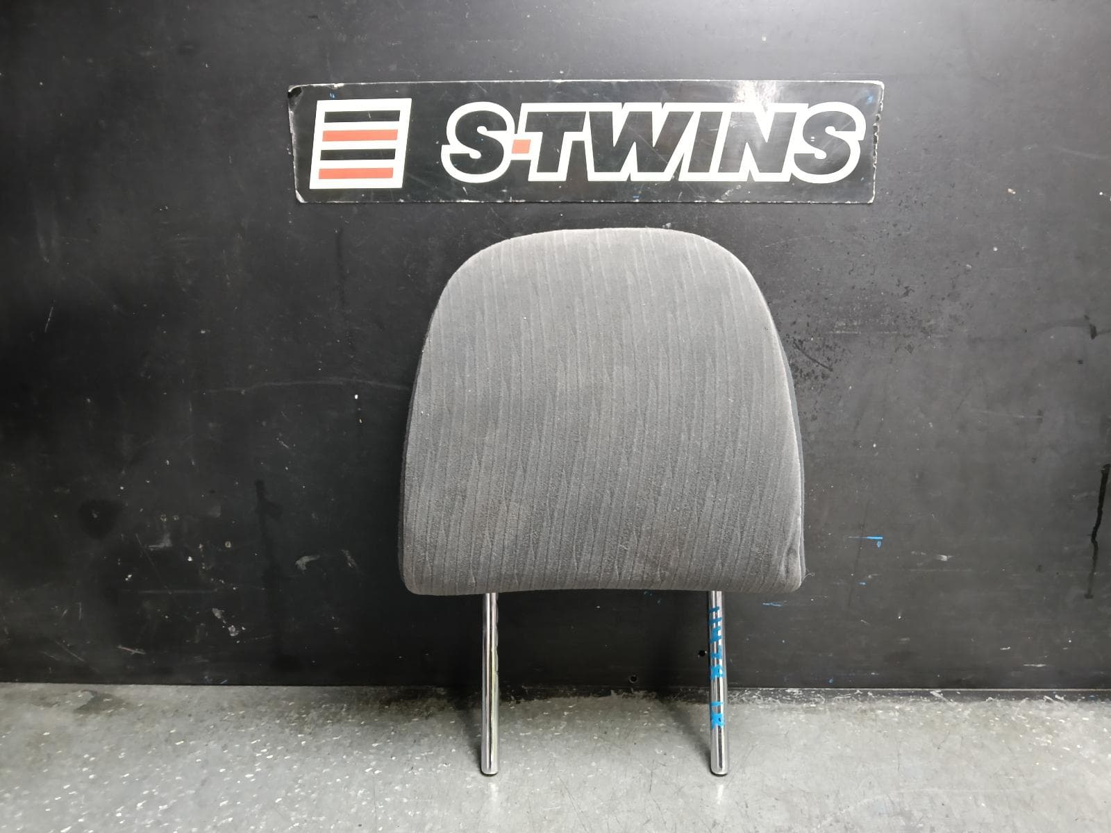 Used auto part listing image: 2017 TOYOTA TARAGO HEADREST LH REAR 2ND ROW, CLOTH, LIGHT GREY, XR50, 01/06-06/20 0000422494