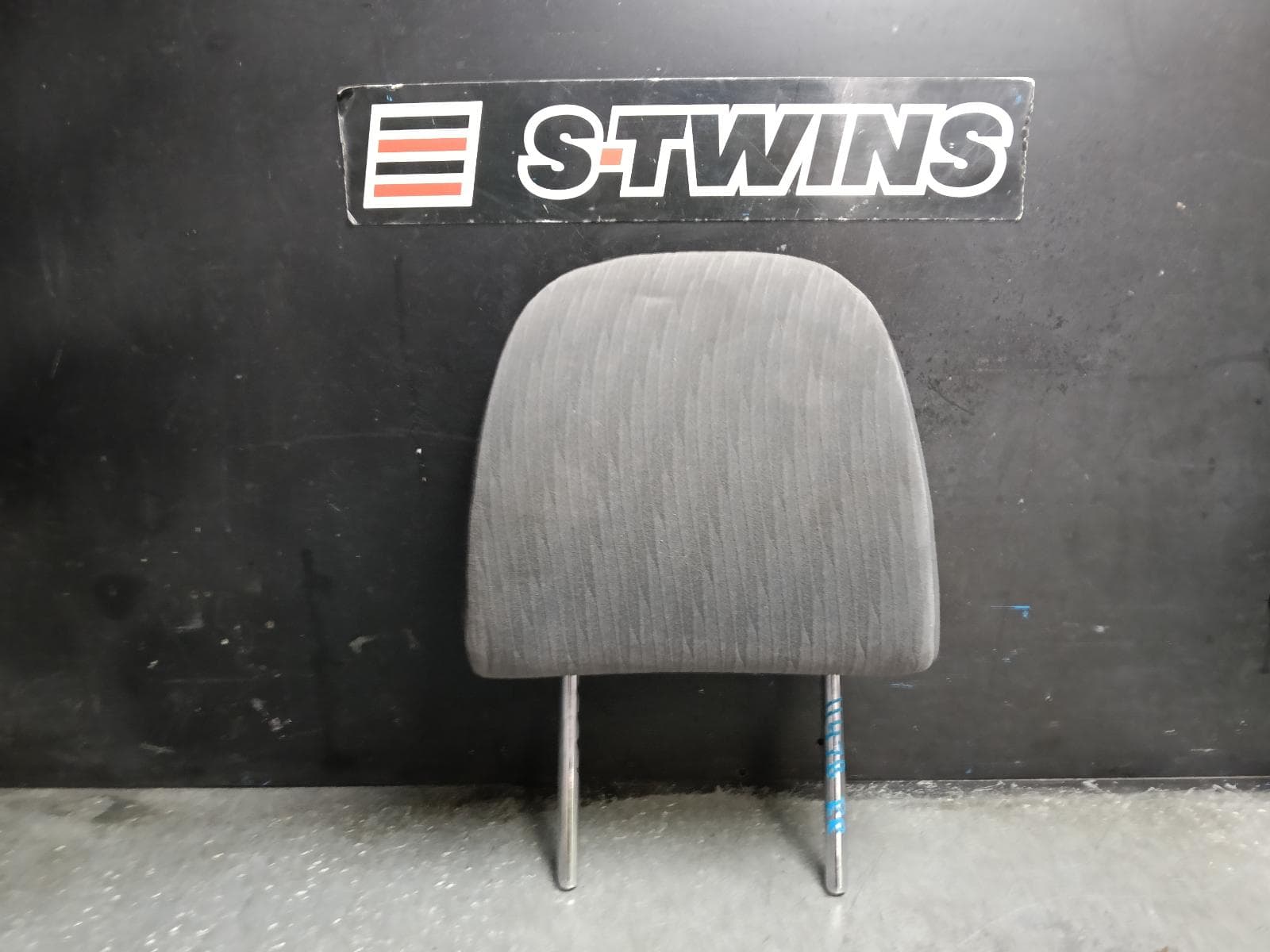 Used auto part listing image: 2017 TOYOTA TARAGO HEADREST RH REAR 2ND ROW, CLOTH, LIGHT GREY, XR50, 01/06-06/20 0000422495