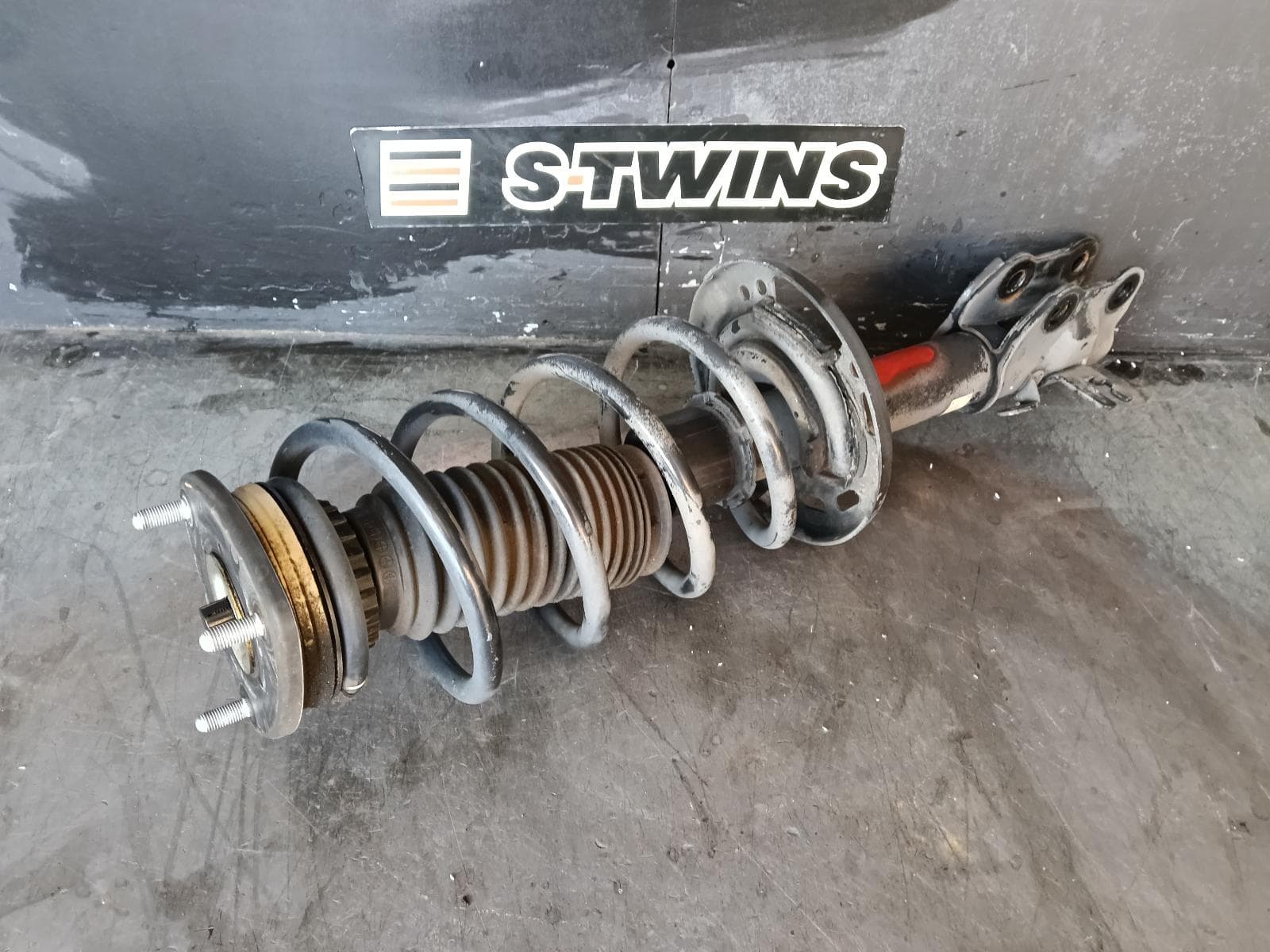 Used auto part listing image: 2015 MAZDA CX5 LEFT FRONT STRUT KE, 02/12-01/17 0000422352