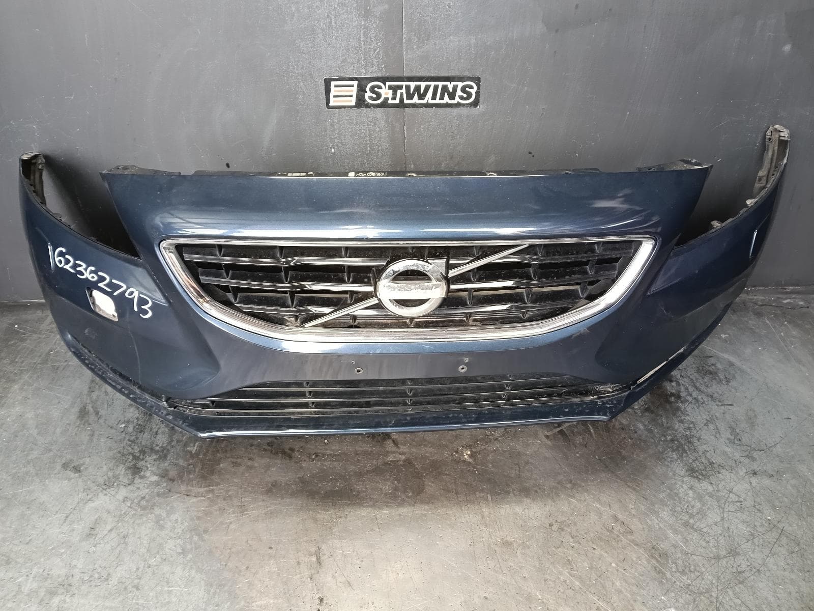 Used auto part listing image: 2013 VOLVO S40 FRONT BUMPER BUMPER BAR, M SERIES, V40, W/ H/LAMP WASHER, NON PARK ASSIST TYPE, 02/13- 0000422643