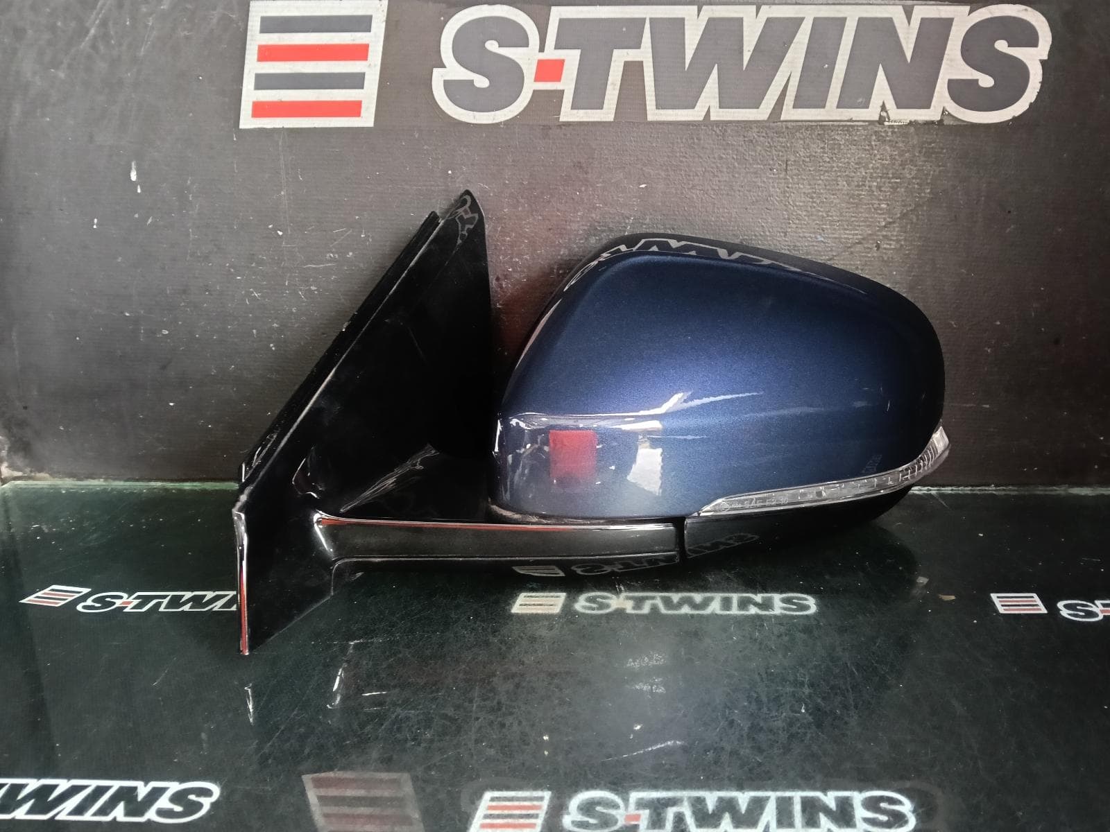 Used auto part listing image: 2013 VOLVO S40 LEFT DOOR MIRROR M SERIES, COLOUR CODED COVER, GLOSS BASE TYPE, 02/13- 0000422685