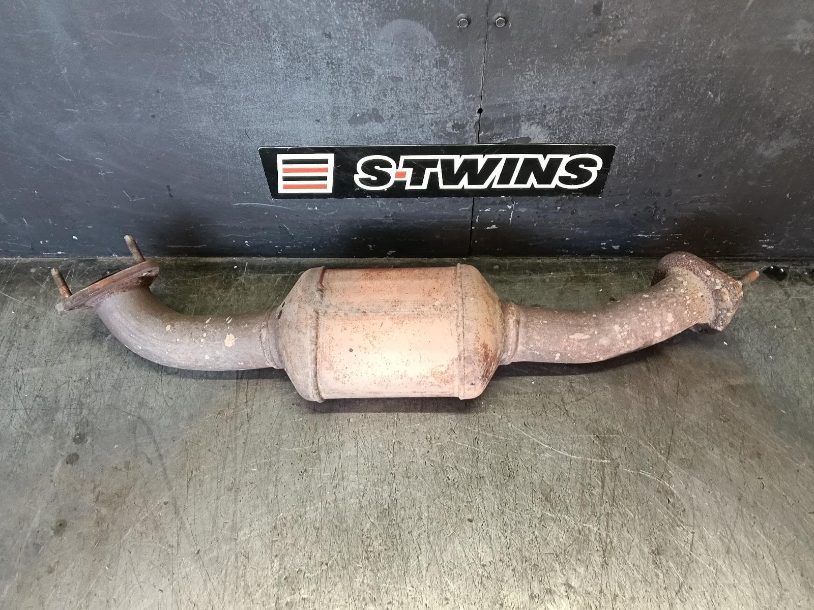 Used auto part listing image: 2011 HOLDEN COMMODORE CATALYTIC CONVERTER UNDER CAR-CAT TYPE, 3.6, LLT, NON SENSOR TYPE, LH SIDE, VE, 08/09-05/13 0000422410