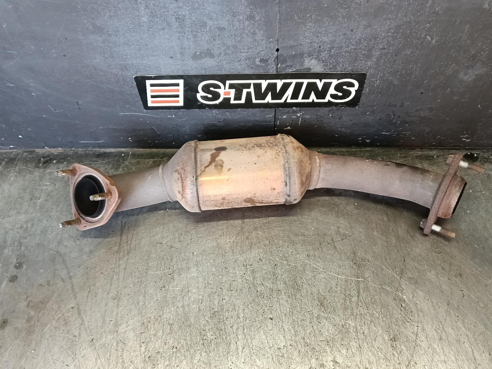 Used auto part listing image: 2011 HOLDEN COMMODORE CATALYTIC CONVERTER UNDER CAR-CAT TYPE, 3.6, LLT, NON SENSOR TYPE, RH SIDE, VE, 08/09-05/13 0000422411