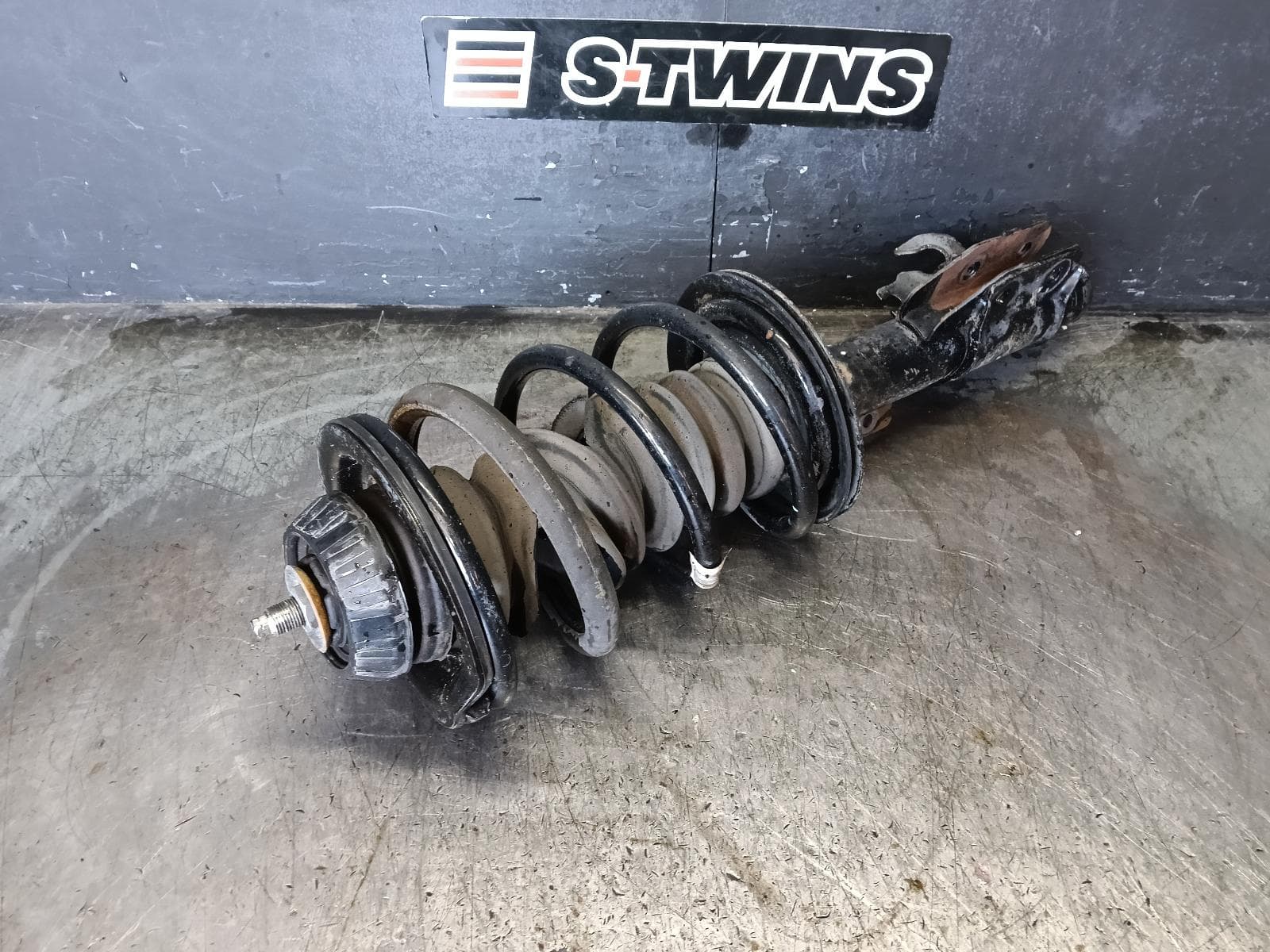 Used auto part listing image: 2011 HOLDEN COMMODORE LEFT FRONT STRUT VE, SS/SV6/SS V, 08/06-05/13 0000422432