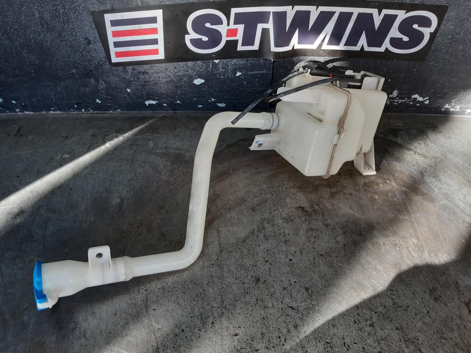 Used auto part listing image: 2021 HAVAL JOLION WASHER BOTTLE A01, 02/21- 0000282879