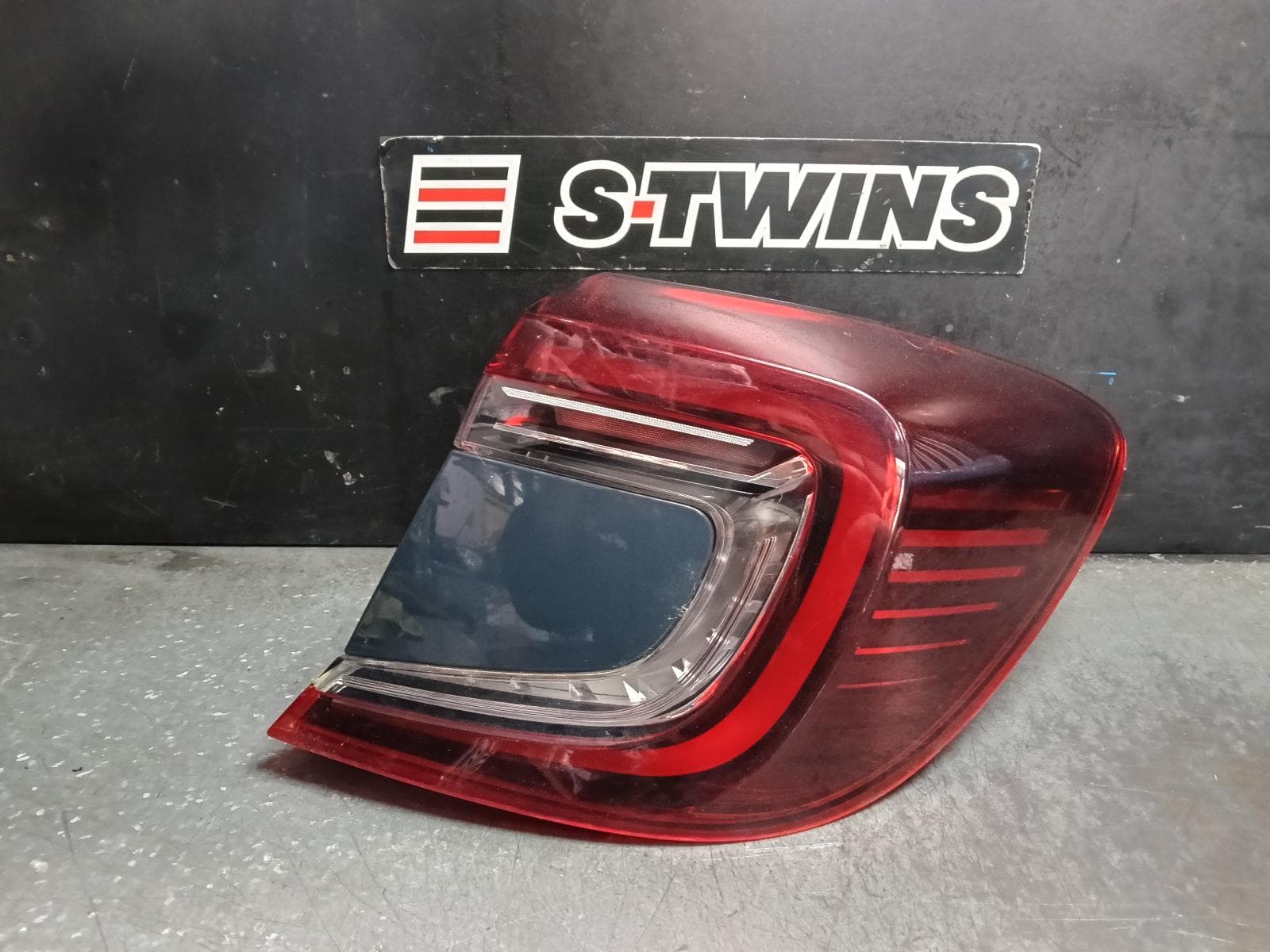 Used auto part listing image: 2022 RENAULT CAPTUR RIGHT TAILLIGHT XJB, IN BODY, LED TYPE, W/ DYNAMIC INDICATOR TYPE, 01/21- 0000422761