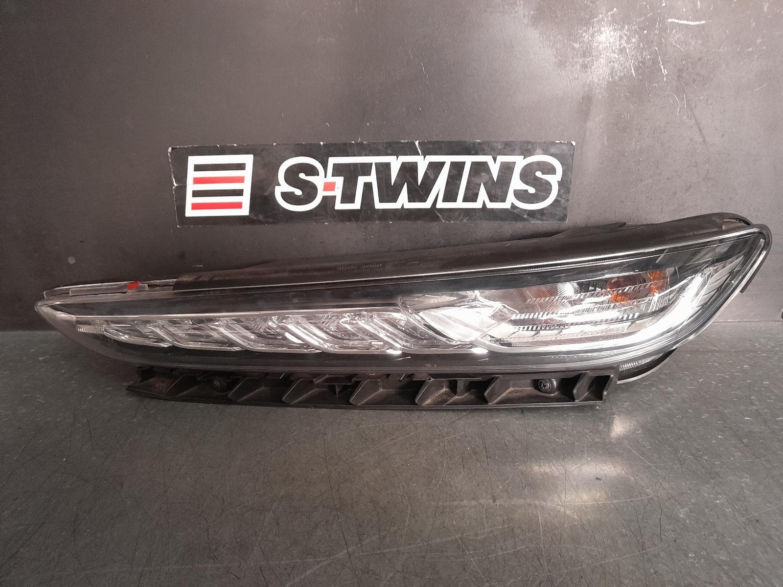 Used auto part listing image: 2019 PORSCHE MACAN RIGHT INDICATOR FOG SIDE DAYTIME RUNNING LAMP, LED TYPE, STANDARD/S/GTS, 95B, 08/18-04/21 0000333051
