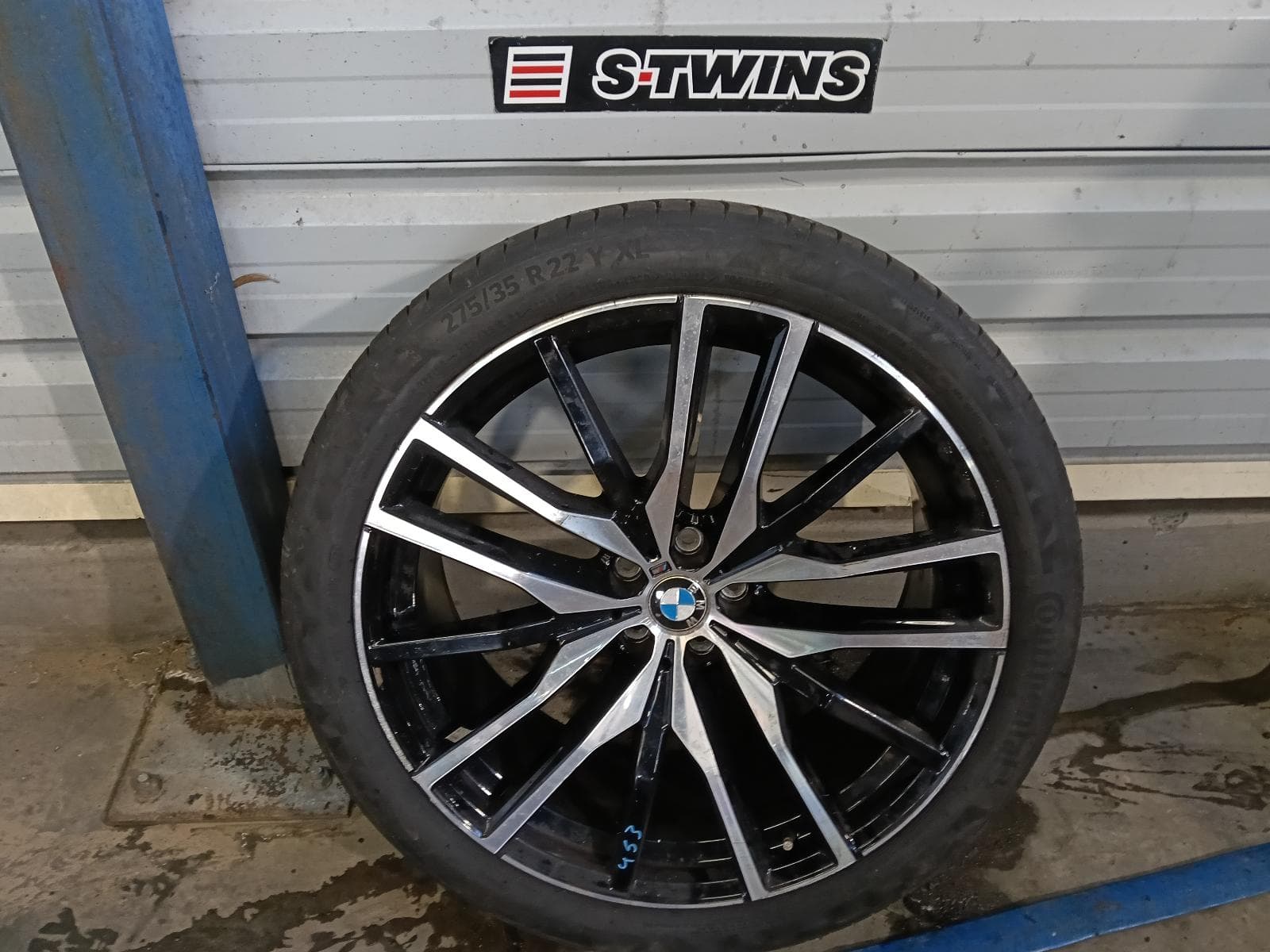 Used auto part listing image: 2022 BMW X5 WHEEL MAG G05, FACTORY, REAR, 22X10.5IN, 5 TWIN SPOKE, BI-COLOUR, STYLE 742M, 08/18- 0000422952