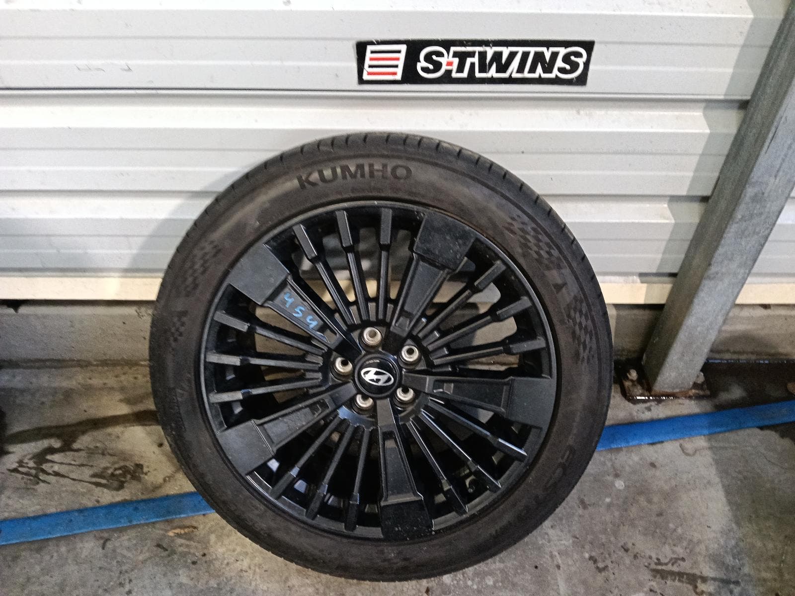 Used auto part listing image: 2024 HYUNDAI SANTA FE WHEEL MAG MX5, FACTORY, 20X8.5IN, MULTISPOKE, HIGH GLOSS BLACK, 11/23- 0000421919