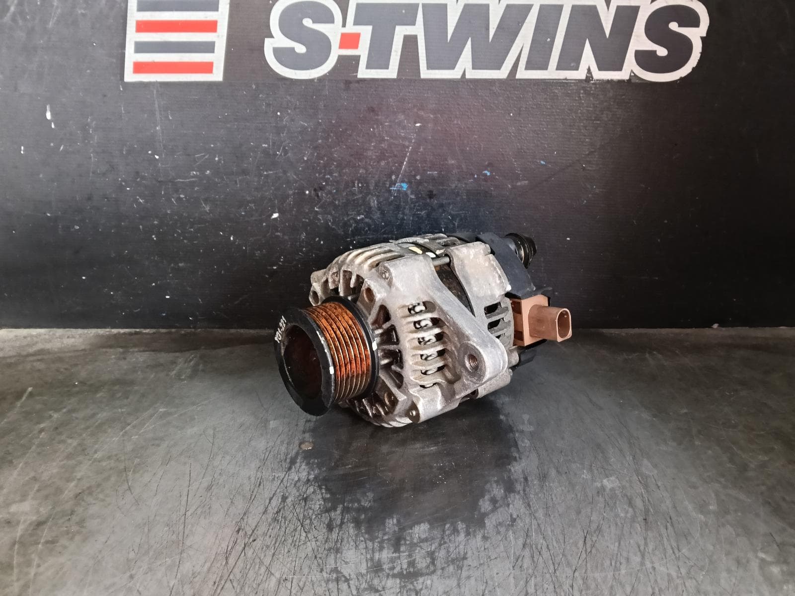 Used auto part listing image: 2014 ISUZU DMAX ALTERNATOR DIESEL, 3.0, 4JJ1, (FRONT MOUNT INTERCOOLED ENGINE W/ PLASTIC ROCKER COVER), P/N 8982258130, RC, 09/14-10/16 0000422845