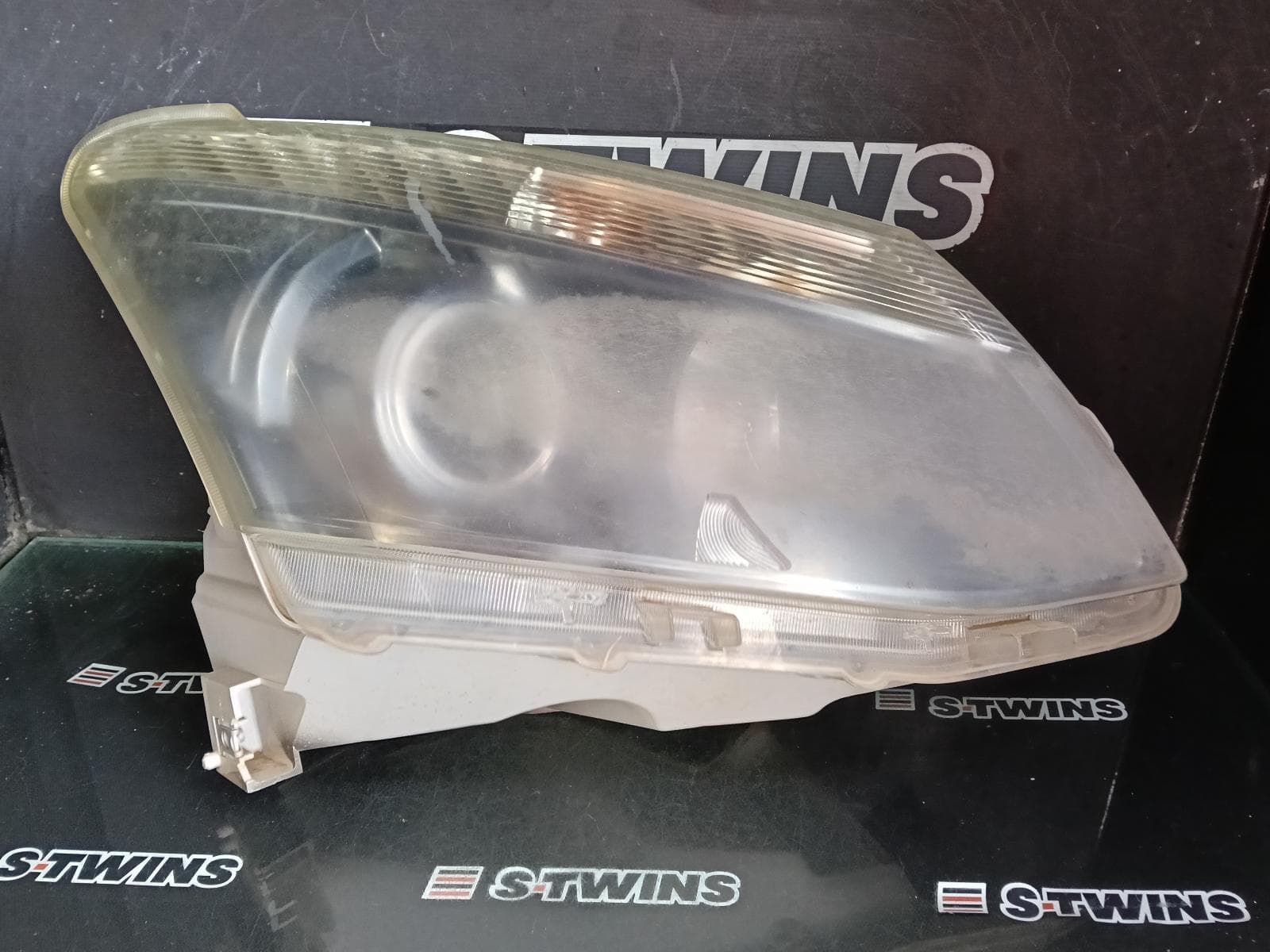 Used auto part listing image: 2014 ISUZU DMAX RIGHT HEADLAMP RC, PROJECTOR TYPE, 05/12-10/16 0000422854
