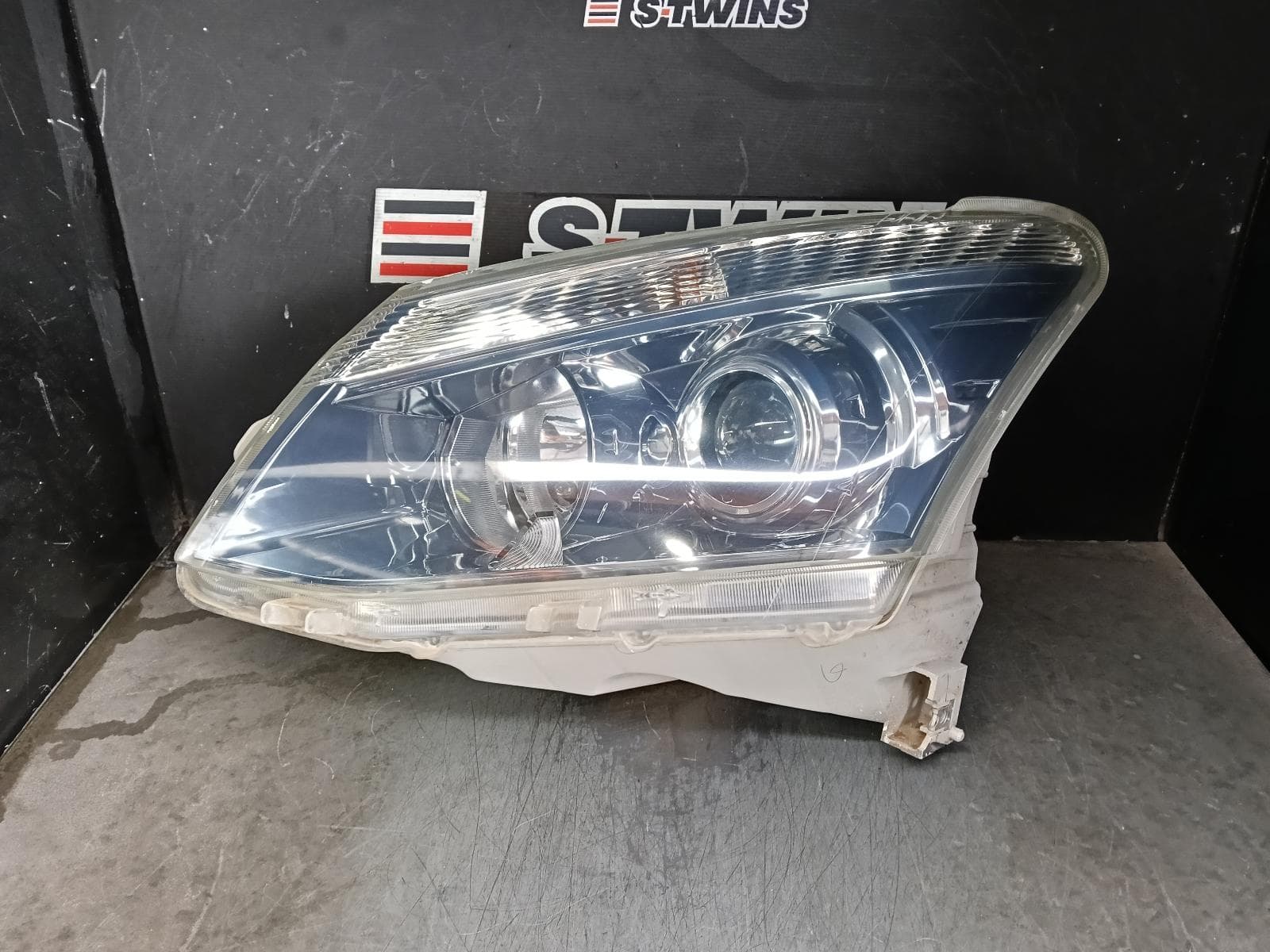 Used auto part listing image: 2014 ISUZU DMAX LEFT HEADLAMP RC, PROJECTOR TYPE, 05/12-10/16 0000422856