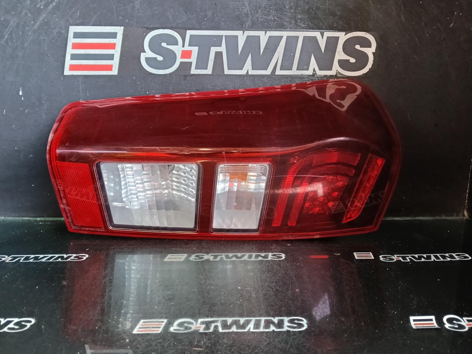 Used auto part listing image: 2014 ISUZU DMAX LEFT TAILLIGHT RC, UTE (WELL BACK), LS/LS-U/LS-M, LED TYPE,TINTED, 05/12-02/15 0000422858