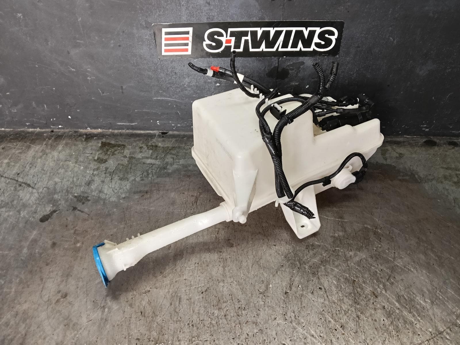Used auto part listing image: 2013 VOLVO S40 WASHER BOTTLE M SERIES, W/ H/LAMP WASHER TYPE, 02/13- 0000422738