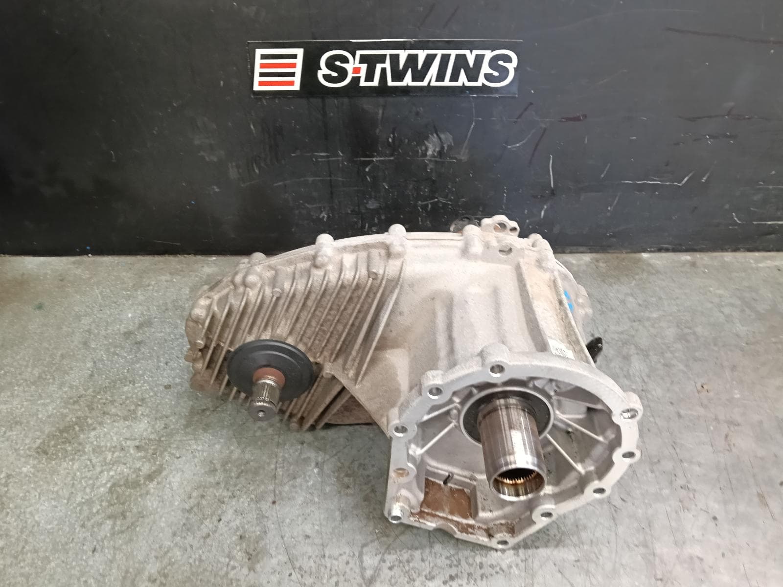 Used auto part listing image: 2022 VOLKSWAGEN AMAROK TRANSFER CASE 2H, W/ SELF LOCKING CENTRE DIFF, NON LOW RANGE TYPE, 10/10-09/22 0000422915