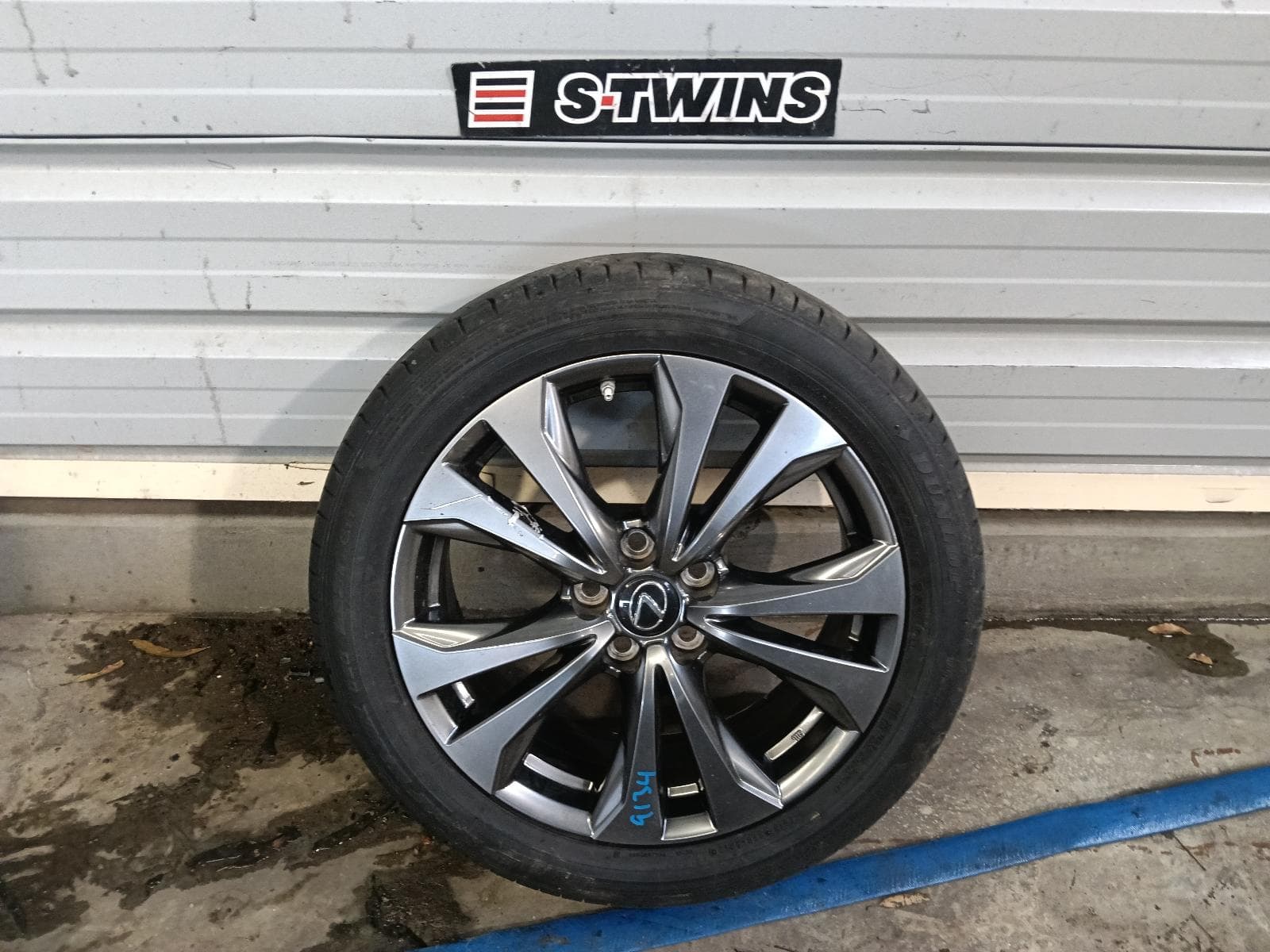 Used auto part listing image: 2019 LEXUS UX WHEEL MAG FACTORY, 18x7IN, 5 V SPOKE, GREY, X10, 10/18- 0000422937