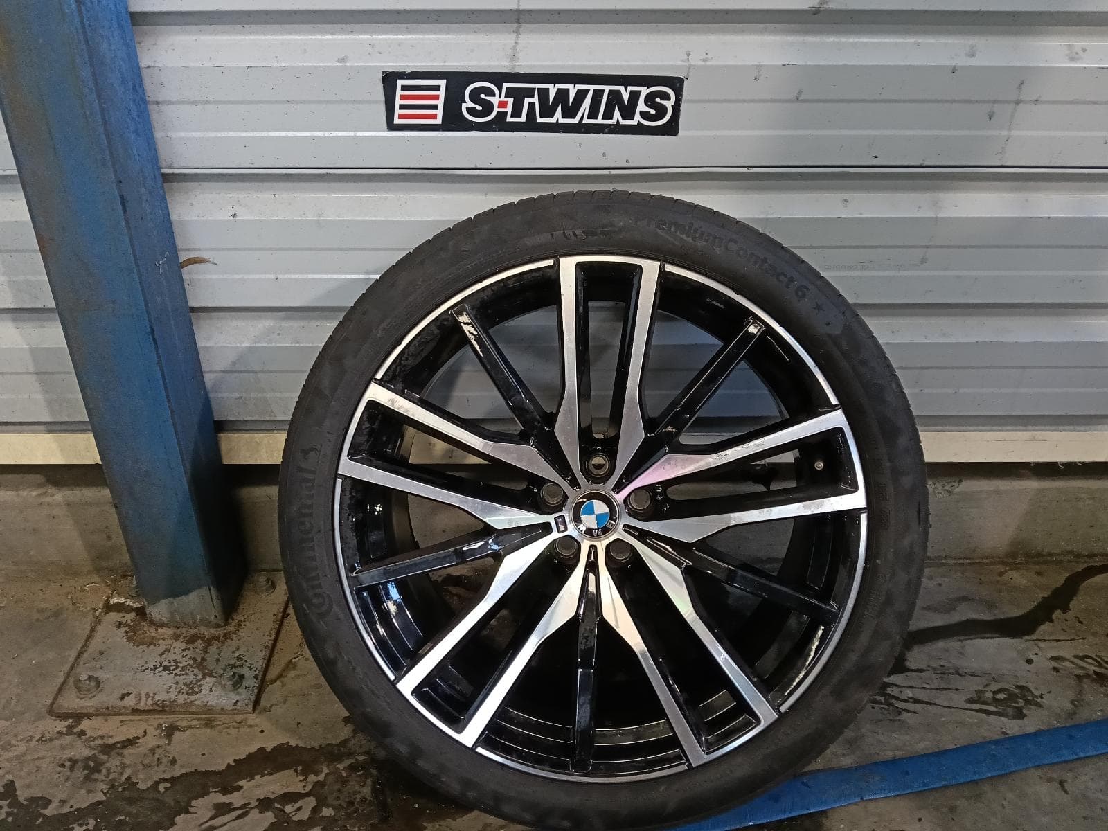 Used auto part listing image: 2022 BMW X5 WHEEL MAG G05, FACTORY, REAR, 22X10.5IN, 5 TWIN SPOKE, BI-COLOUR, STYLE 742M, 08/18- 0000415580