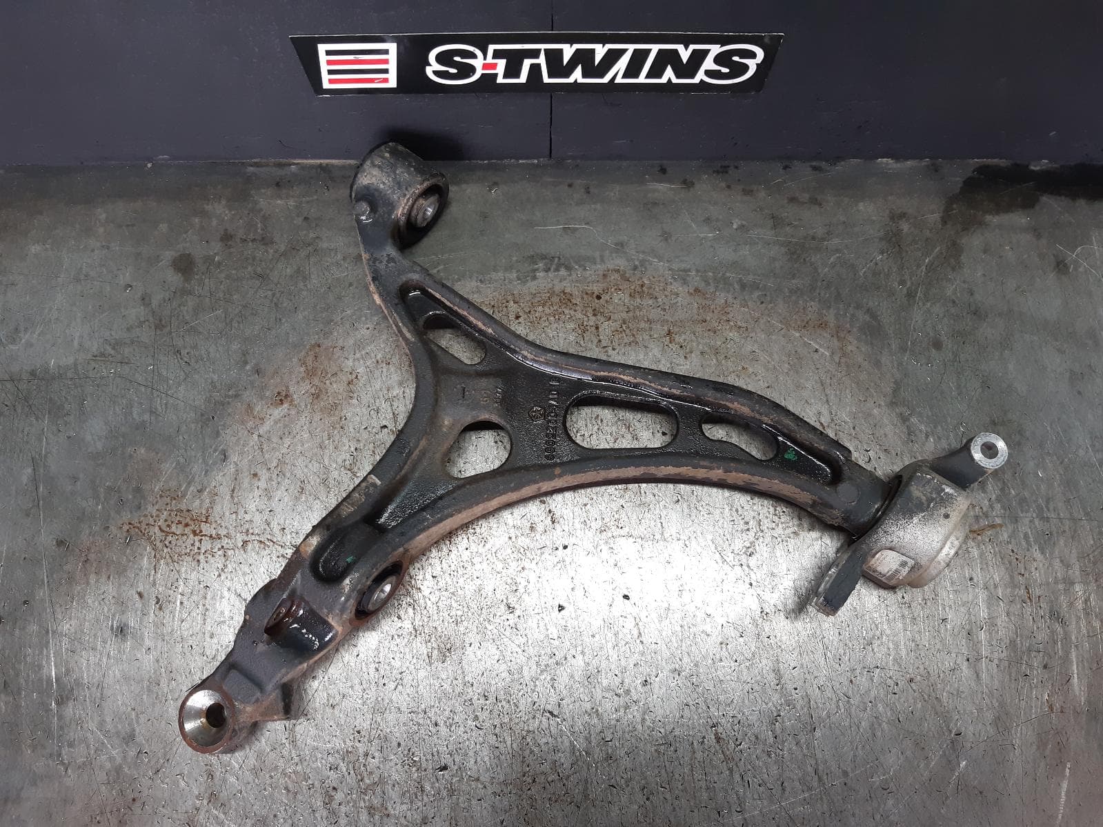 Used auto part listing image: 2014 JEEP GRANDCHEROKEE RIGHT FRONT LOWER CONTROL ARM WK, 3.0, DIESEL, 04/13-09/16 0000323727