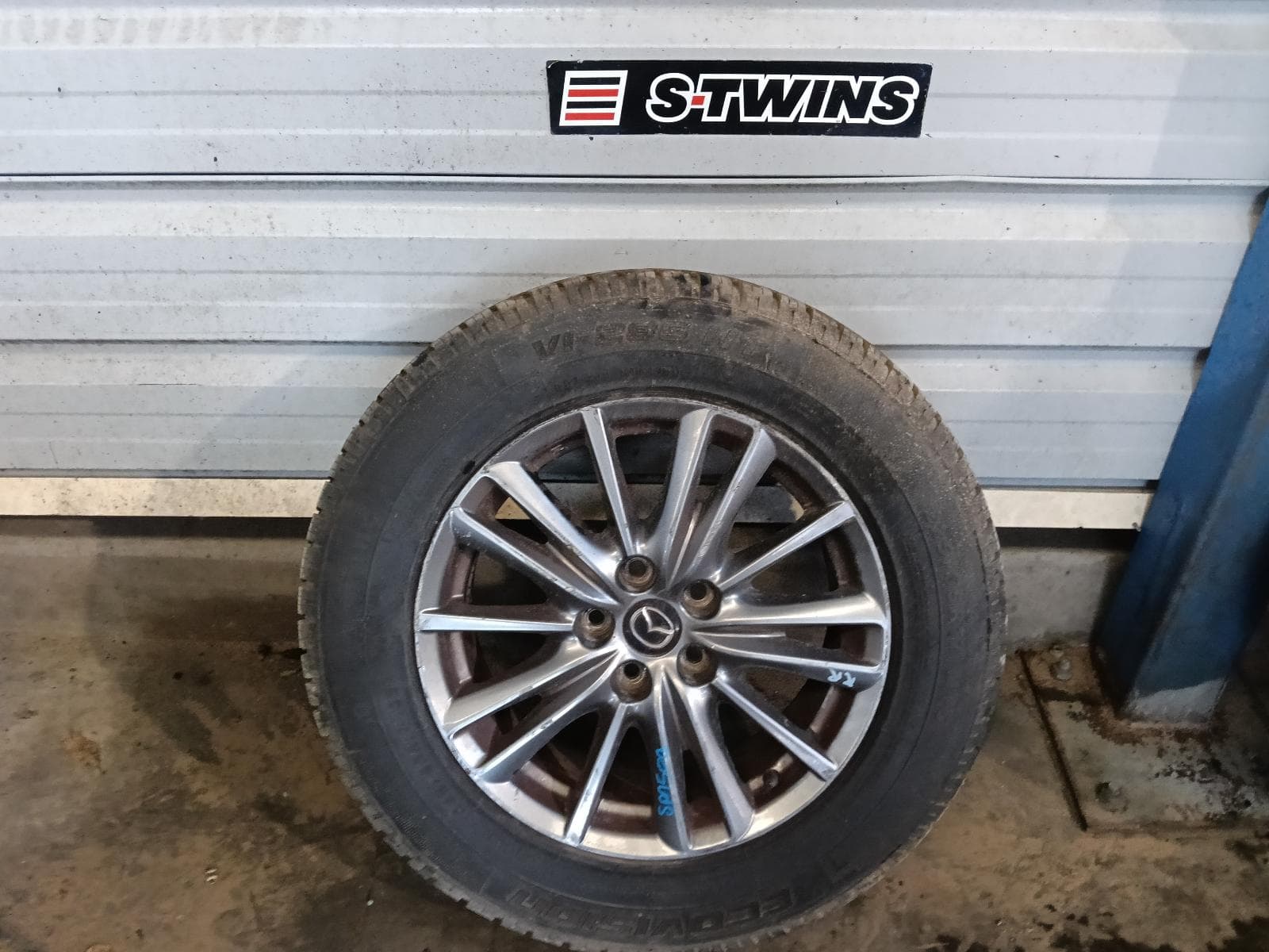 Used auto part listing image: 2018 MAZDA CX5 WHEEL MAG FACTORY, 17X7IN, MULTI SPOKE, DARK GREY, KF, 02/17-04/18 0000423310