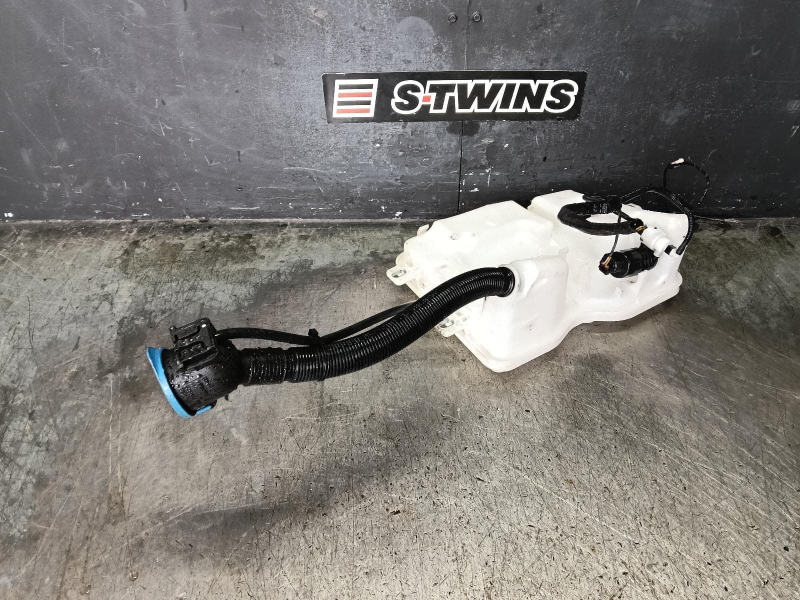 Used auto part listing image: 2018 BMW X1 WASHER BOTTLE F48, 08/15-06/22 0000423021