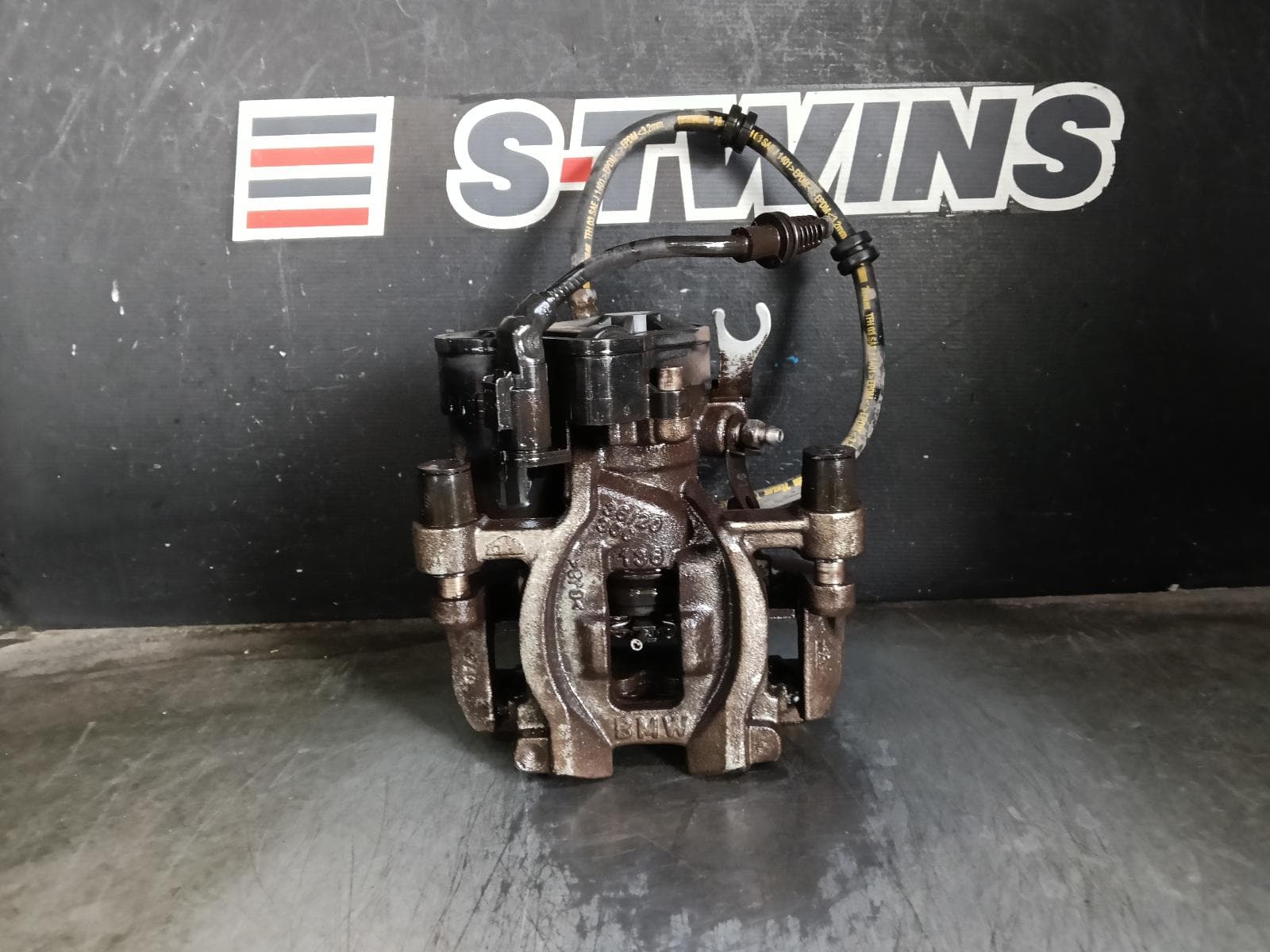 Used auto part listing image: 2018 BMW X1 CALIPER RH REAR, STANDARD TYPE, S20i/X20d/X25i, F48, 08/15-06/22 0000423025