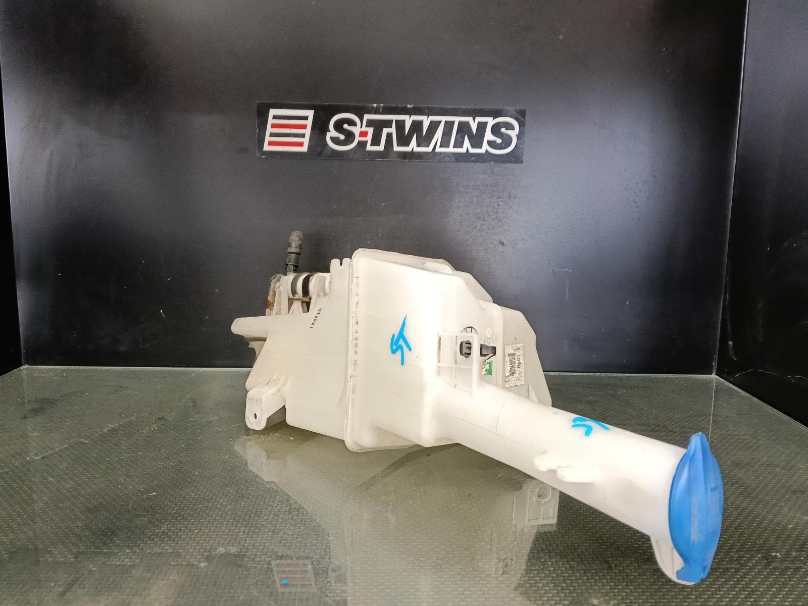 Used auto part listing image: 2017 KIA CARNIVAL/GRAND CARNIVAL WASHER BOTTLE YP, TWIN PUMP, 12/14-10/20 0000423176