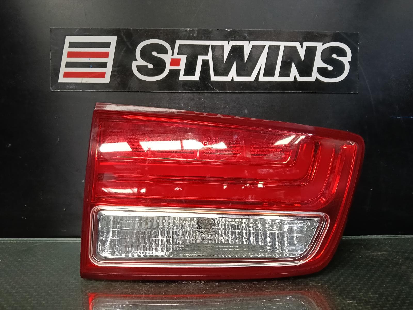 Used auto part listing image: 2017 KIA CARNIVAL/GRAND CARNIVAL REAR GARNISH TAILGATE LAMP (LH SIDE), LED TYPE, YP, 12/14-02/18 0000423181