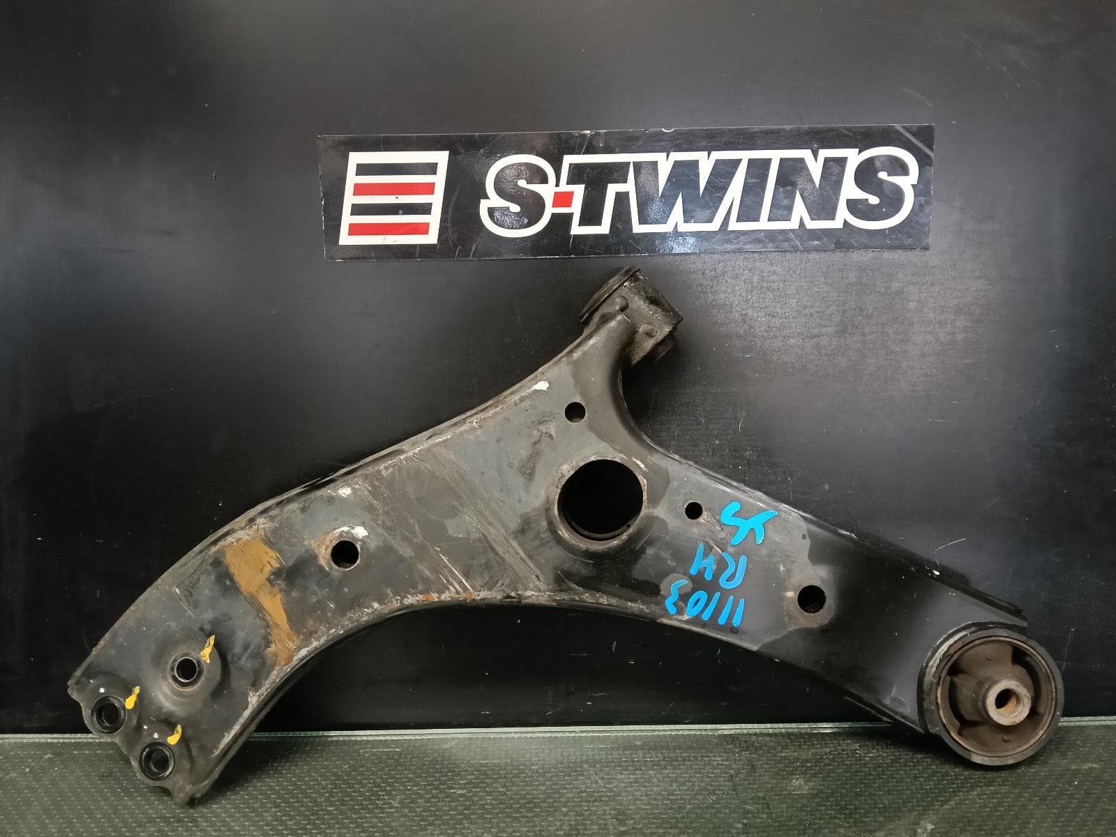 Used auto part listing image: 2017 KIA CARNIVAL/GRAND CARNIVAL RIGHT FRONT LOWER CONTROL ARM YP, 12/14-10/20 0000423188