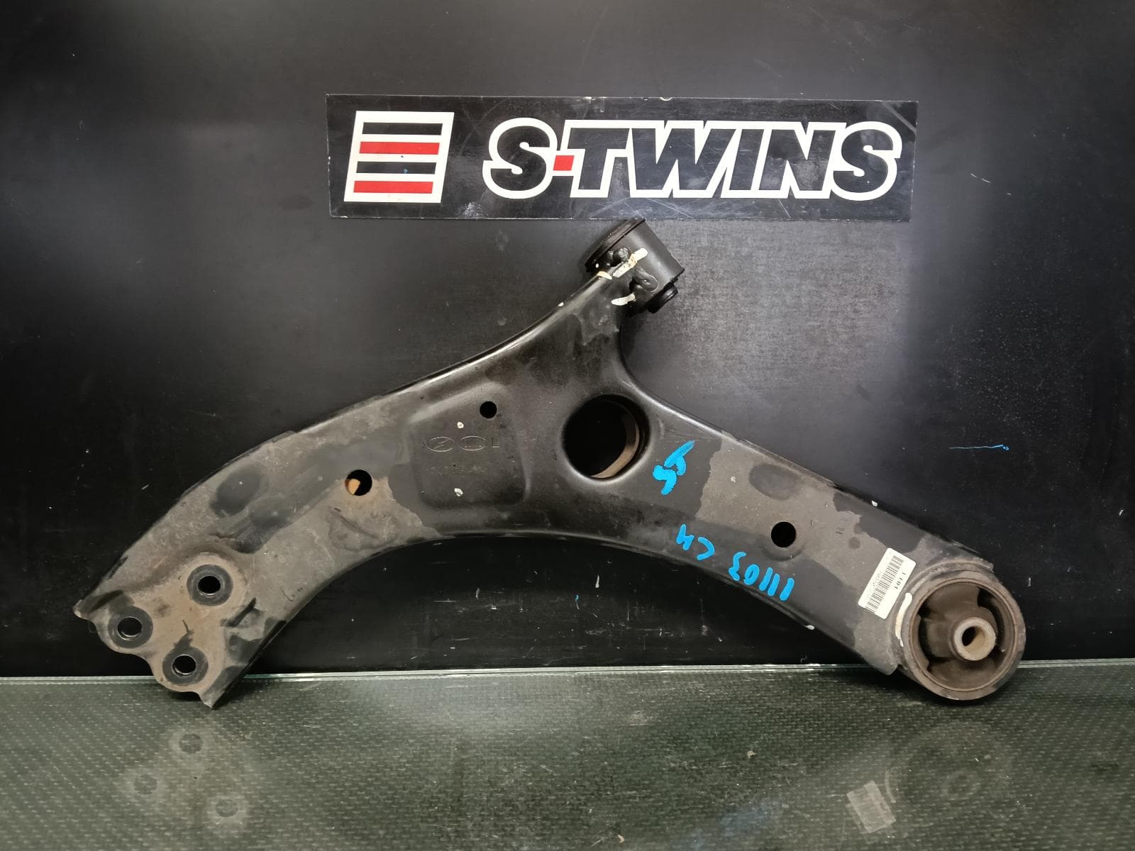 Used auto part listing image: 2017 KIA CARNIVAL/GRAND CARNIVAL LEFT FRONT LOWER CONTROL ARM YP, 12/14-10/20 0000423189