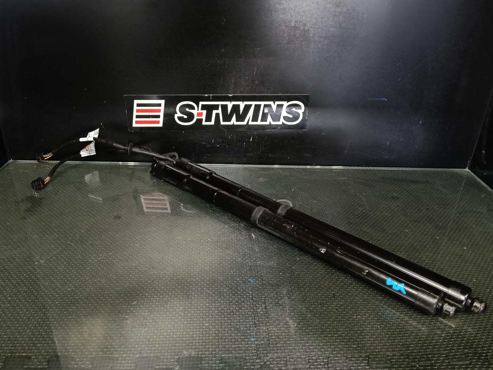 Used auto part listing image: 2017 KIA CARNIVAL/GRAND CARNIVAL HATCH STRUT TAILGATE STRUT (PAIR), W/ POWER LIFT TYPE, YP, 12/14-10/20 0000423192
