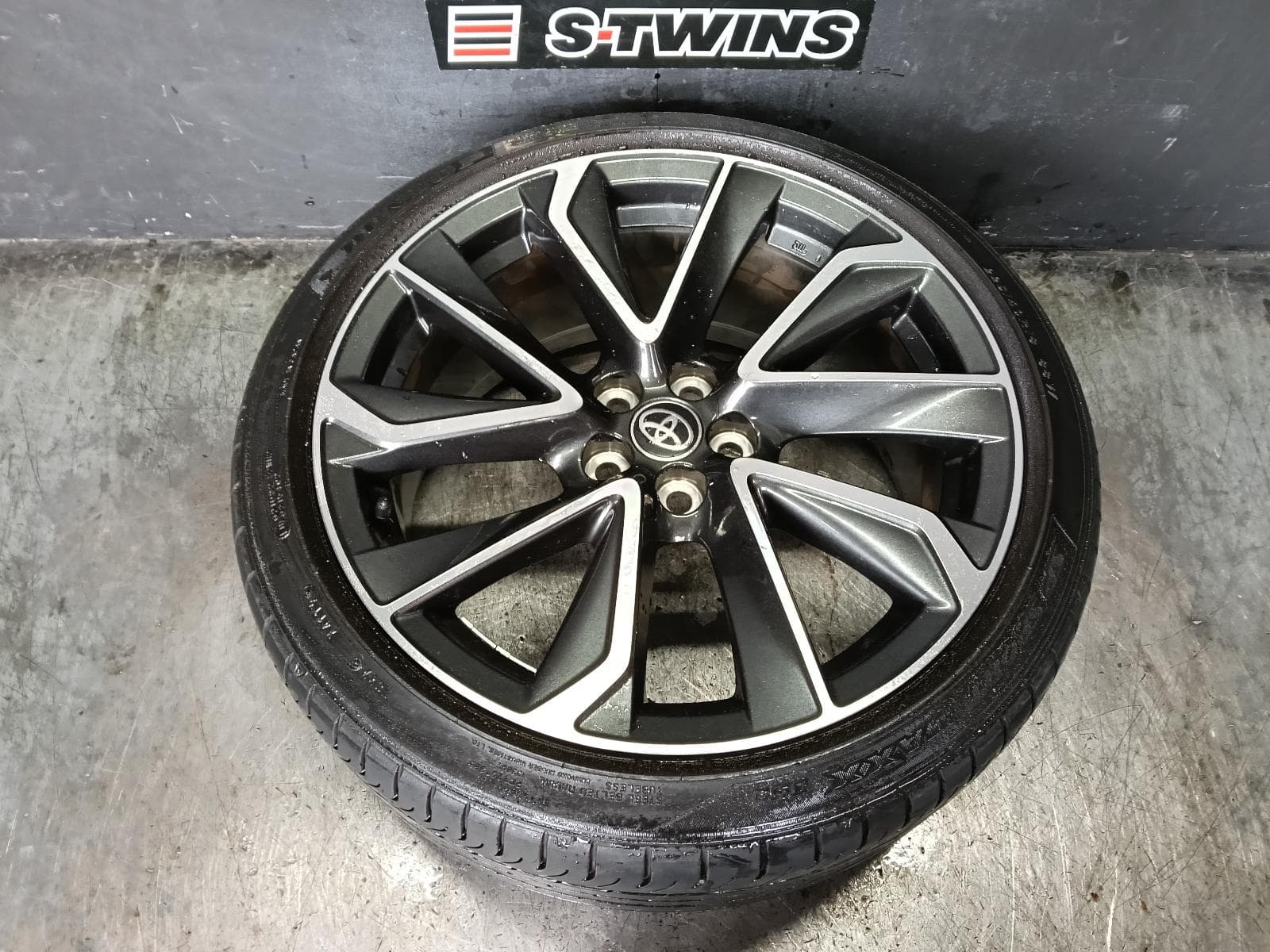 Used auto part listing image: 2018 TOYOTA COROLLA WHEEL MAG E210, FACTORY, 18X8IN, 5 V SPOKE, BI-COLOUR, BLACK/SILVER, 07/18- 0000423043