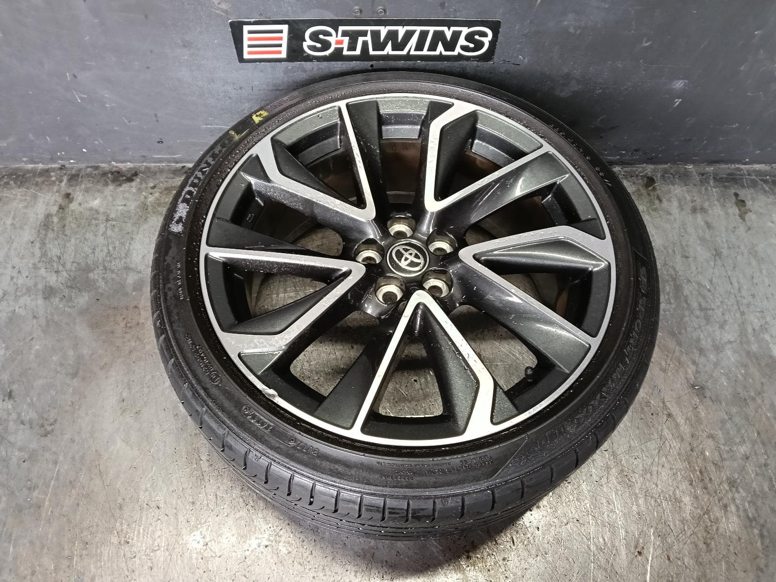 Used auto part listing image: 2018 TOYOTA COROLLA WHEEL MAG E210, FACTORY, 18X8IN, 5 V SPOKE, BI-COLOUR, BLACK/SILVER, 07/18- 0000423044