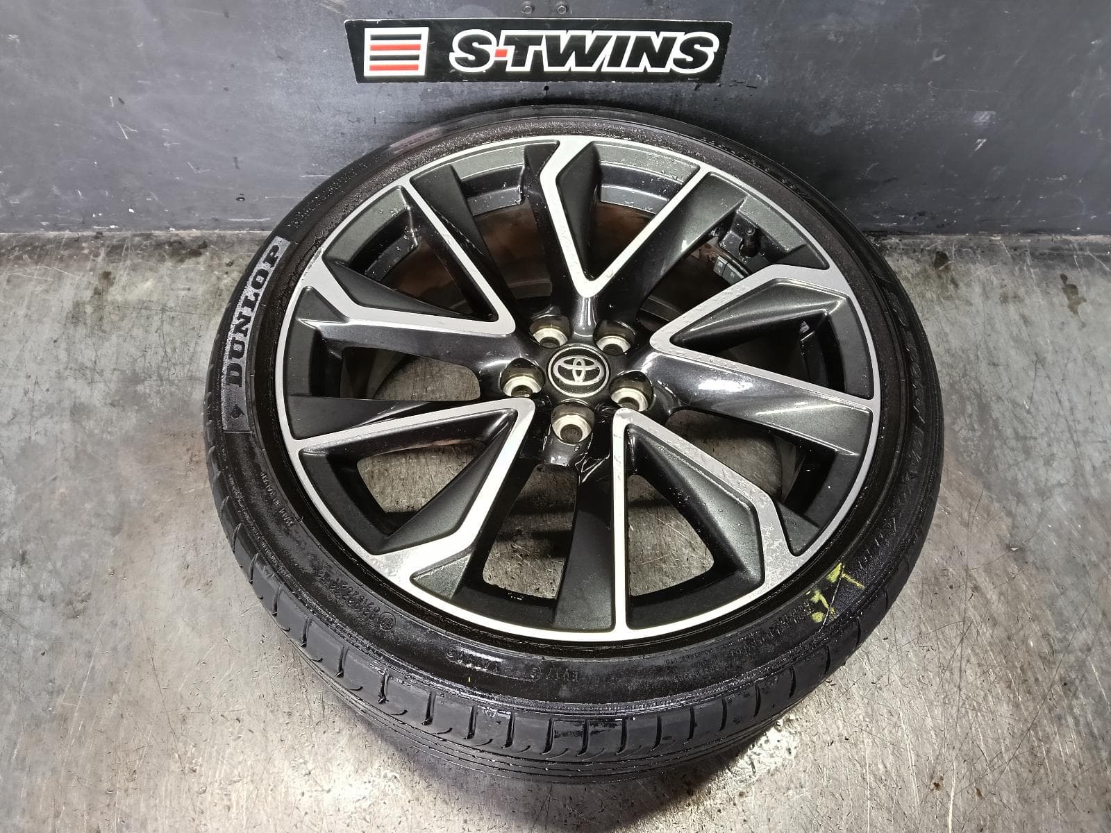 Used auto part listing image: 2018 TOYOTA COROLLA WHEEL MAG E210, FACTORY, 18X8IN, 5 V SPOKE, BI-COLOUR, BLACK/SILVER, 07/18- 0000423045