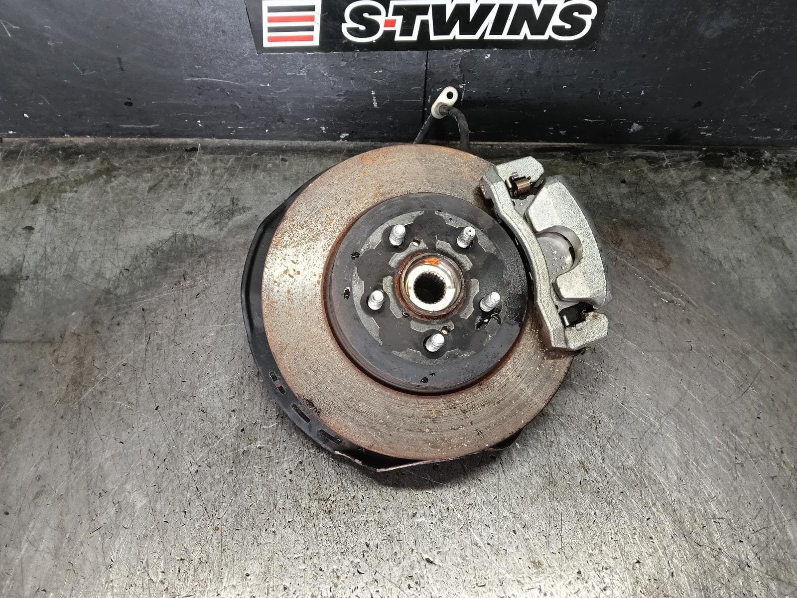 Used auto part listing image: 2018 TOYOTA COROLLA RIGHT FRONT HUB ASSEMBLY E210, 07/18- 0000423135