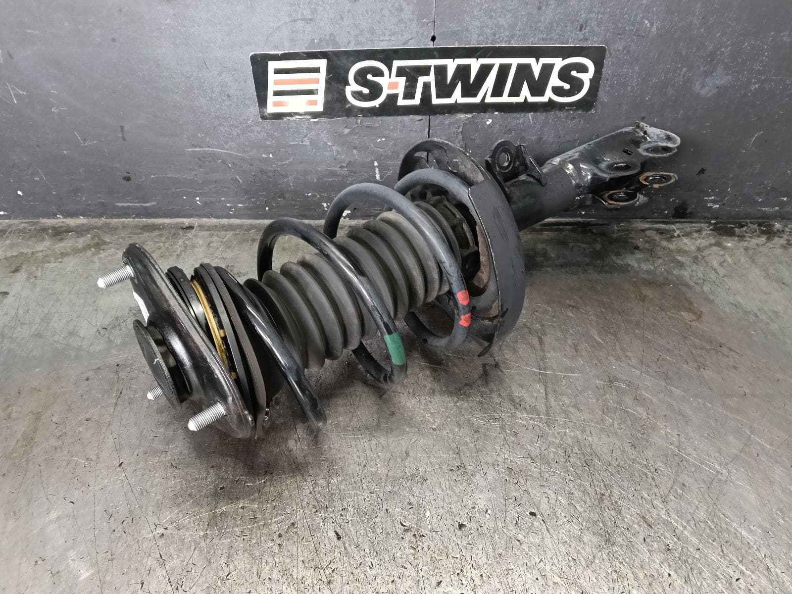 Used auto part listing image: 2018 TOYOTA COROLLA RIGHT FRONT STRUT E210, HATCH, ZR TYPE, 07/18- 0000423136