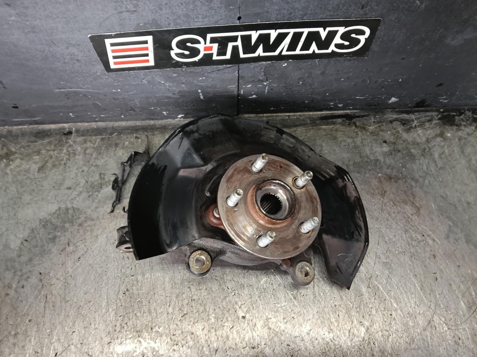Used auto part listing image: 2018 TOYOTA COROLLA LEFT FRONT HUB ASSEMBLY E210, 07/18- 0000423138