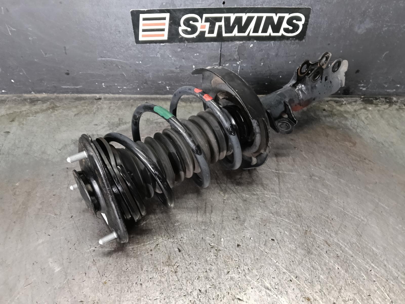 Used auto part listing image: 2018 TOYOTA COROLLA LEFT FRONT STRUT E210, HATCH, ZR TYPE, 07/18- 0000423139