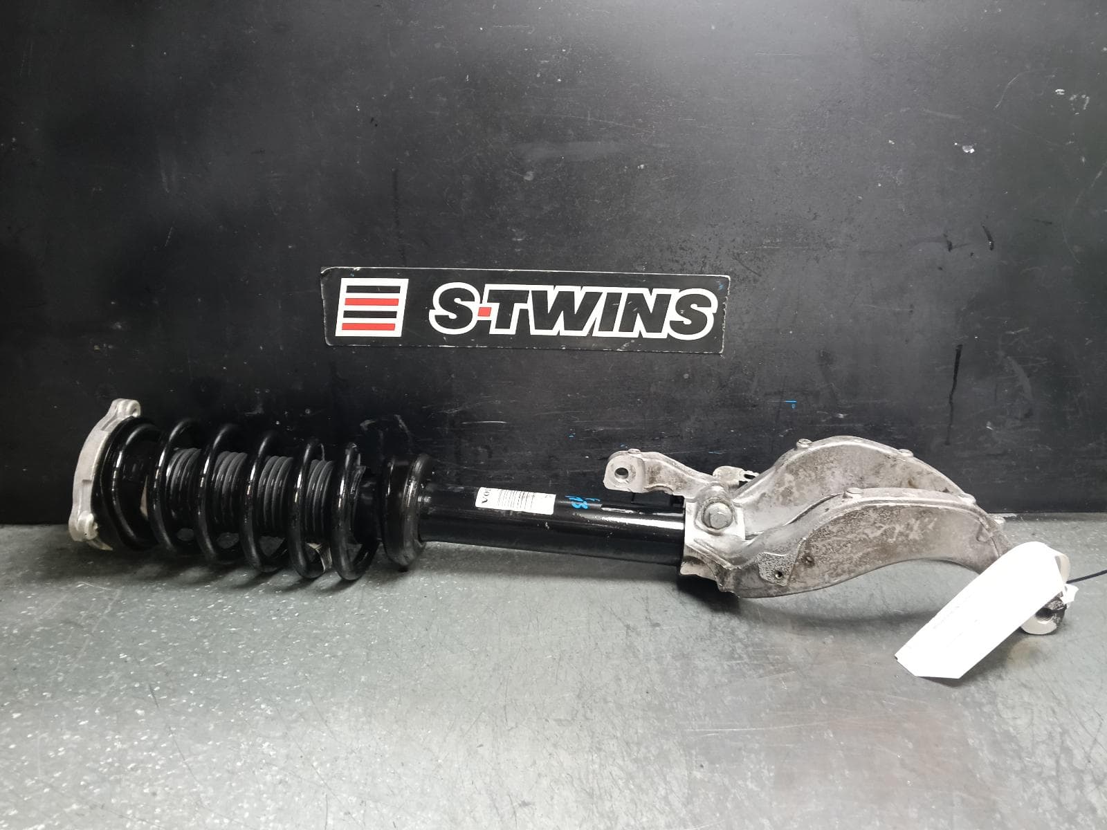 Used auto part listing image: 2018 VOLVO XC90 RIGHT FRONT STRUT COIL SPRING TYPE, Mk2, 04/15- 0000423119