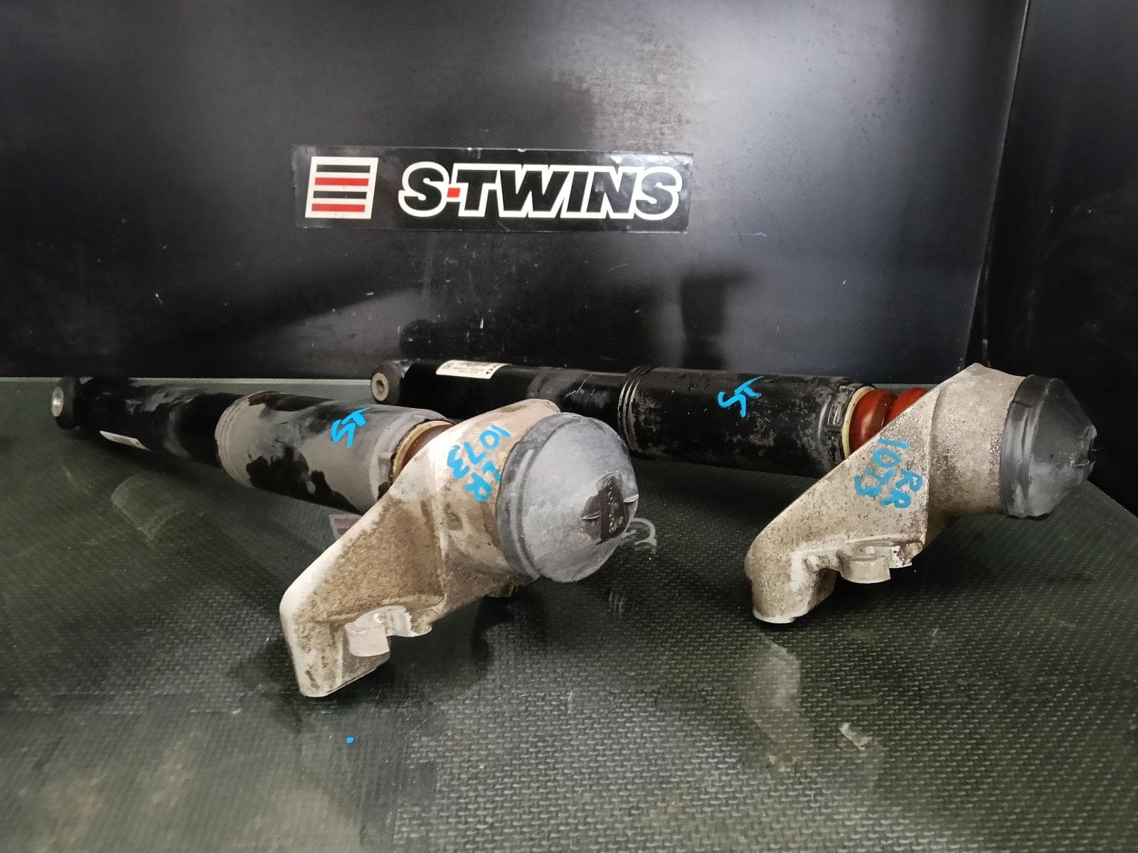 Used auto part listing image: 2018 VOLVO XC90 SHOCK ABSORBER REAR, NON ACTIVE CHASSIS, Mk2, 04/15- 0000423120