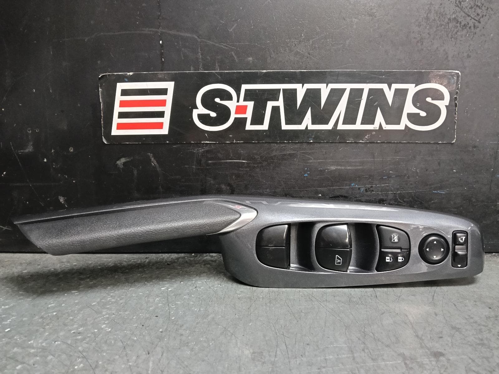 Used auto part listing image: 2020 NISSAN JUKE PWR DR WIND SWITCH RH FRONT (MASTER SWITCH), W/ AUTO TYPE (DRIVER SIDE ONLY), F16, 03/20- 0000423067