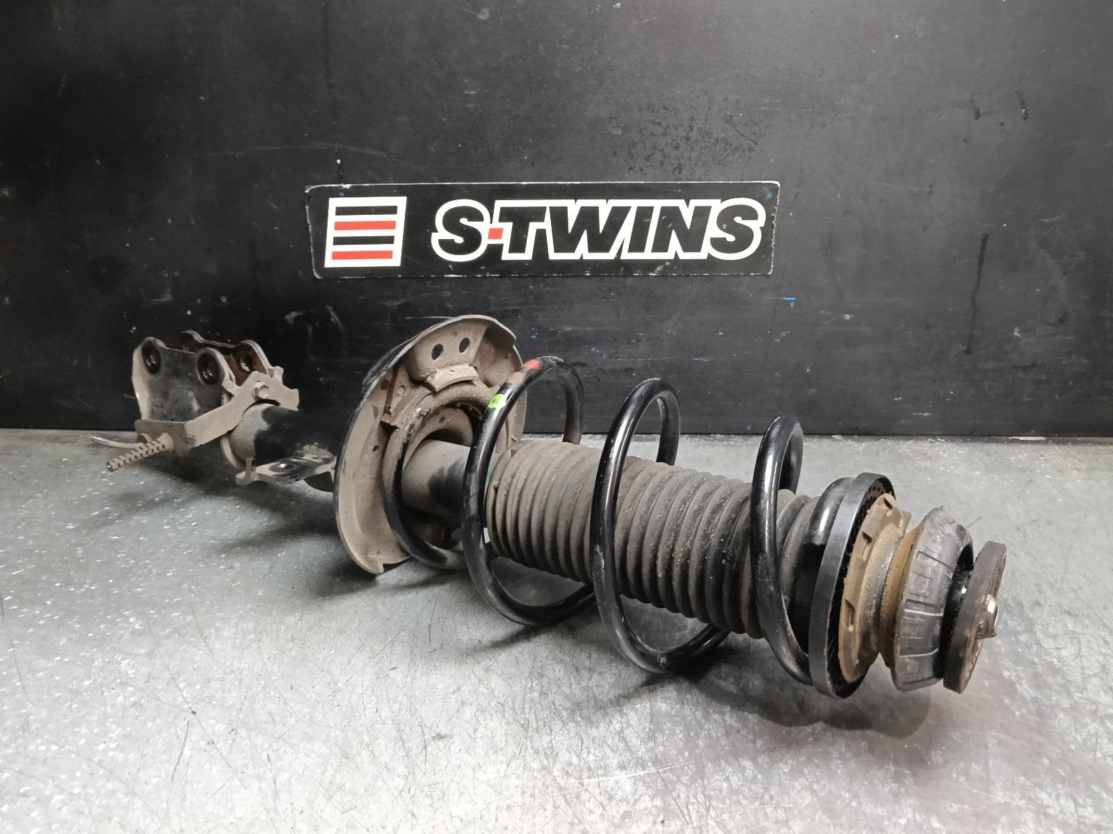 Used auto part listing image: 2020 NISSAN JUKE LEFT FRONT STRUT F16, 03/20- 0000423077