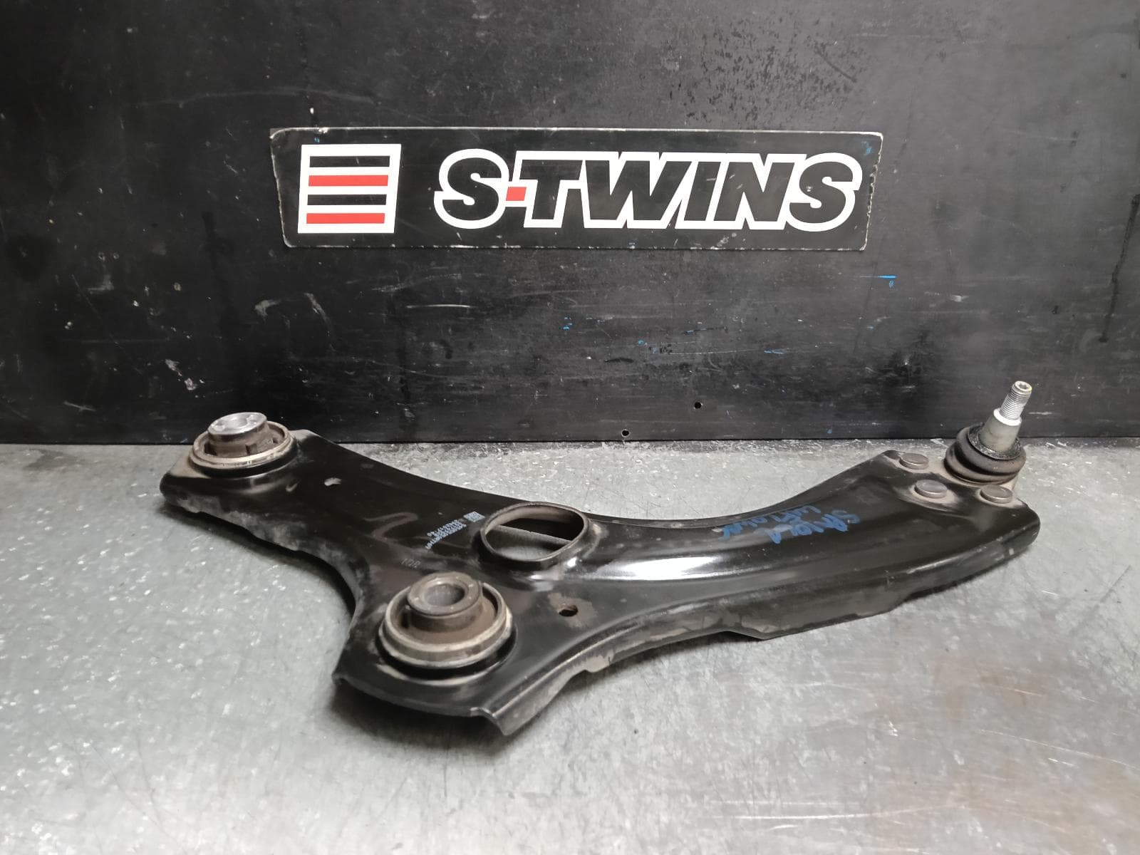Used auto part listing image: 2020 NISSAN JUKE LEFT FRONT LOWER CONTROL ARM F16, 03/20- 0000423078