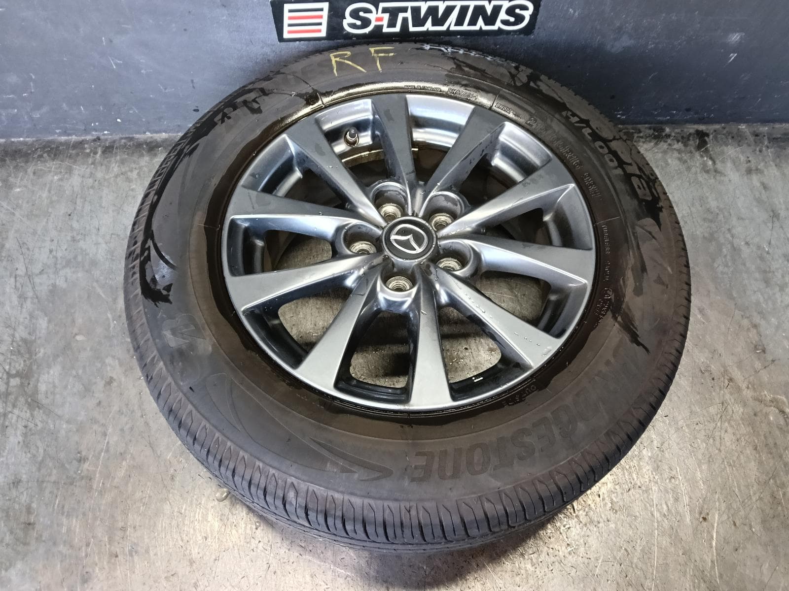 Used auto part listing image: 2020 MAZDA CX30 WHEEL MAG FACTORY, 16X6.5IN, 5 V SPOKE, DARK GREY, DM, 10/19- 0000423225