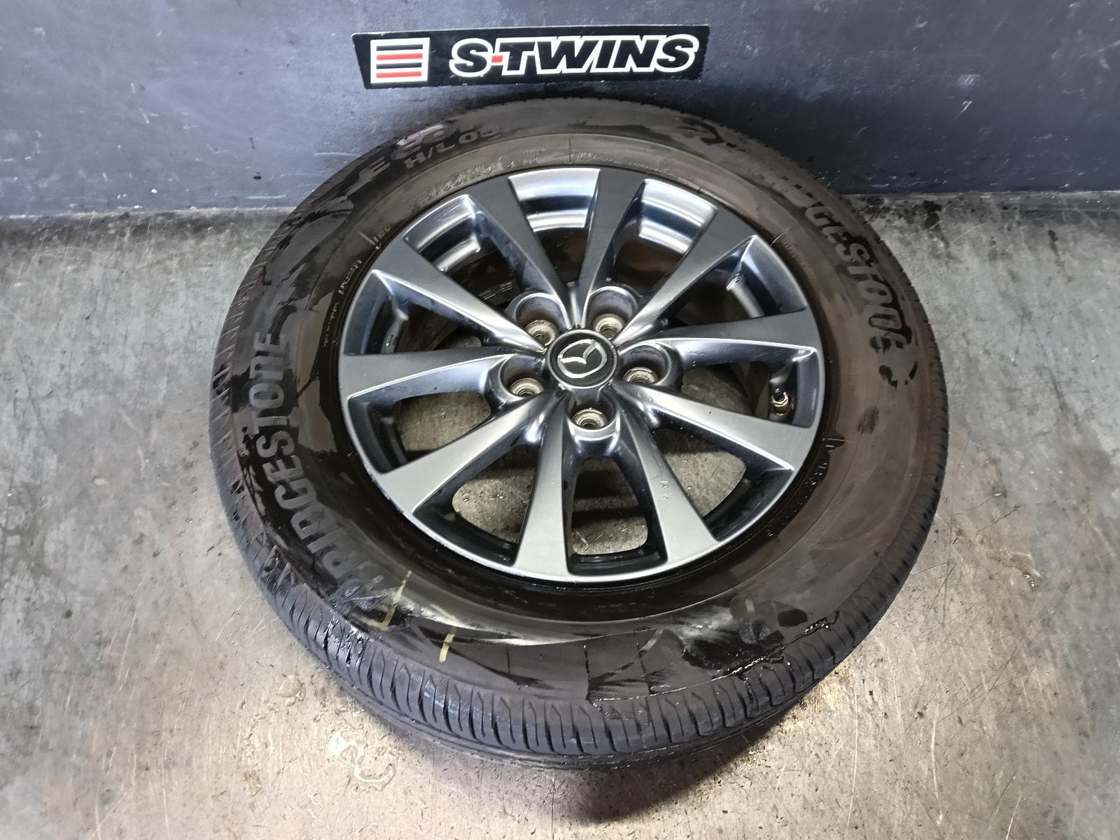 Used auto part listing image: 2020 MAZDA CX30 WHEEL MAG FACTORY, 16X6.5IN, 5 V SPOKE, DARK GREY, DM, 10/19- 0000423226
