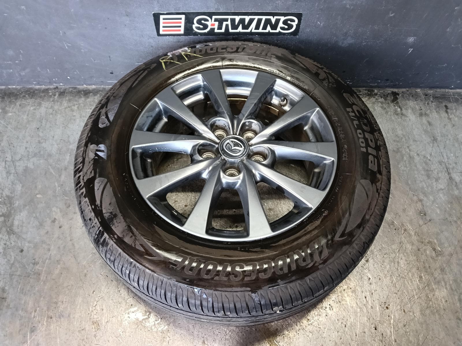 Used auto part listing image: 2020 MAZDA CX30 WHEEL MAG FACTORY, 16X6.5IN, 5 V SPOKE, DARK GREY, DM, 10/19- 0000423227