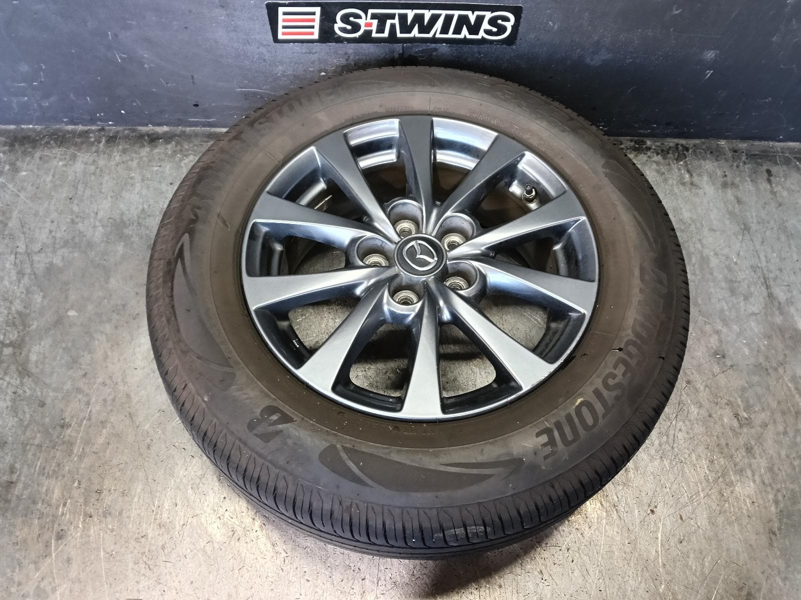 Used auto part listing image: 2020 MAZDA CX30 WHEEL MAG FACTORY, 16X6.5IN, 5 V SPOKE, DARK GREY, DM, 10/19- 0000423228
