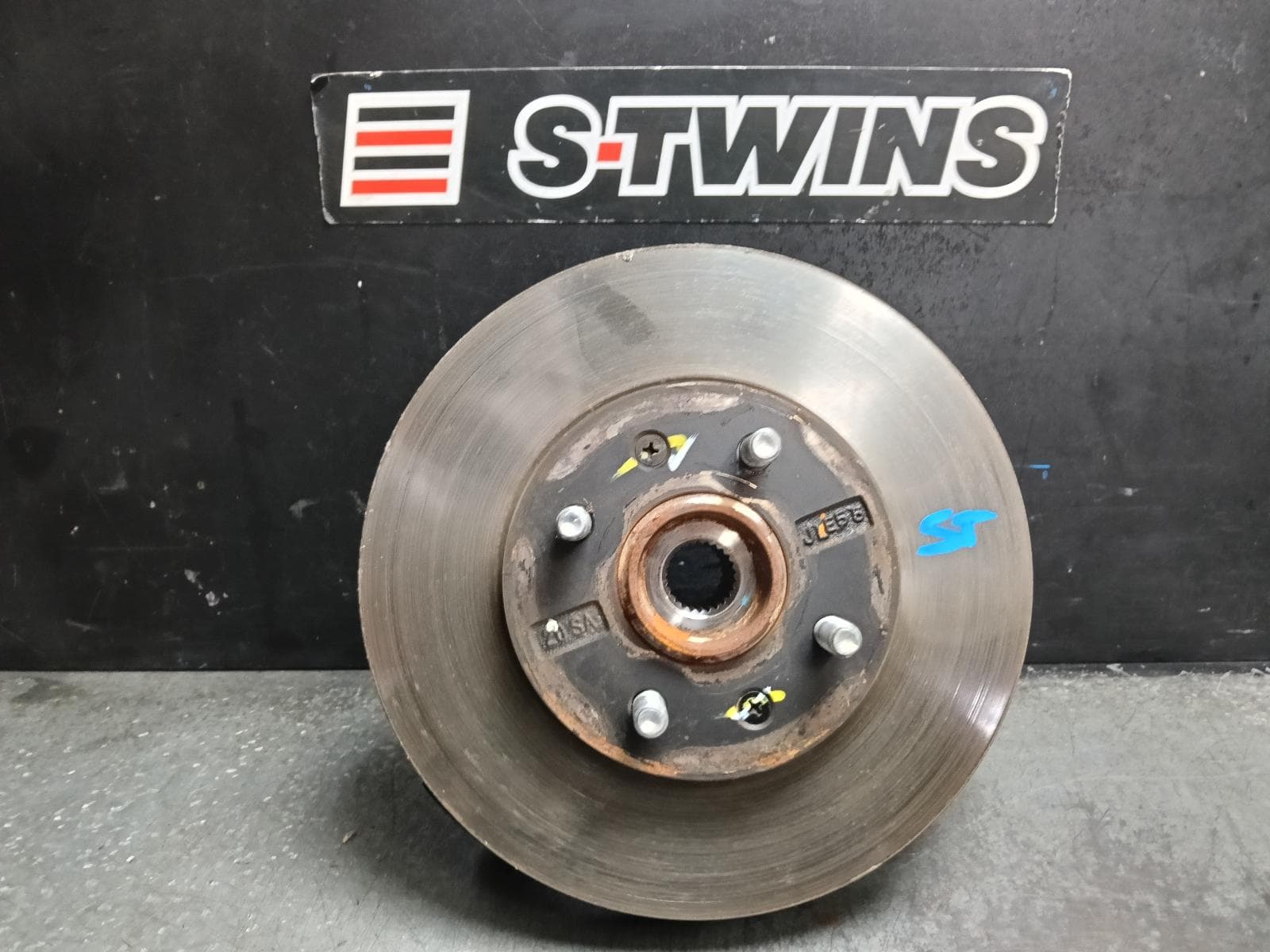 Used auto part listing image: 2015 HYUNDAI ACCENT LEFT FRONT HUB ASSEMBLY RB, 05/11-12/19 0000423219